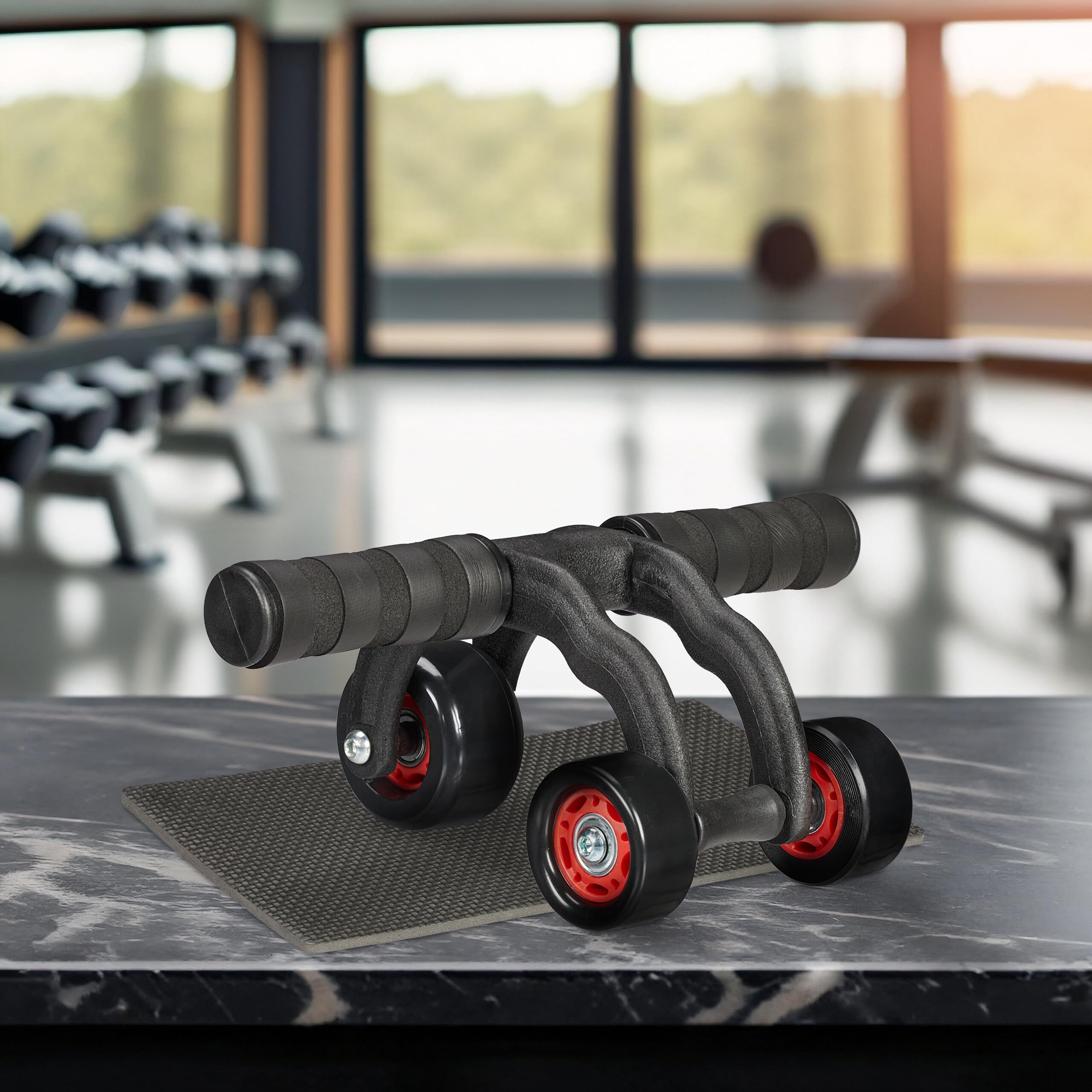 Relaxdays Wózek na brzuch z 3 kółkami, trenażer brzucha do domu, dla kobiet i mężczyzn, rolka fitness z matą pod kolana, czarny/czerwony