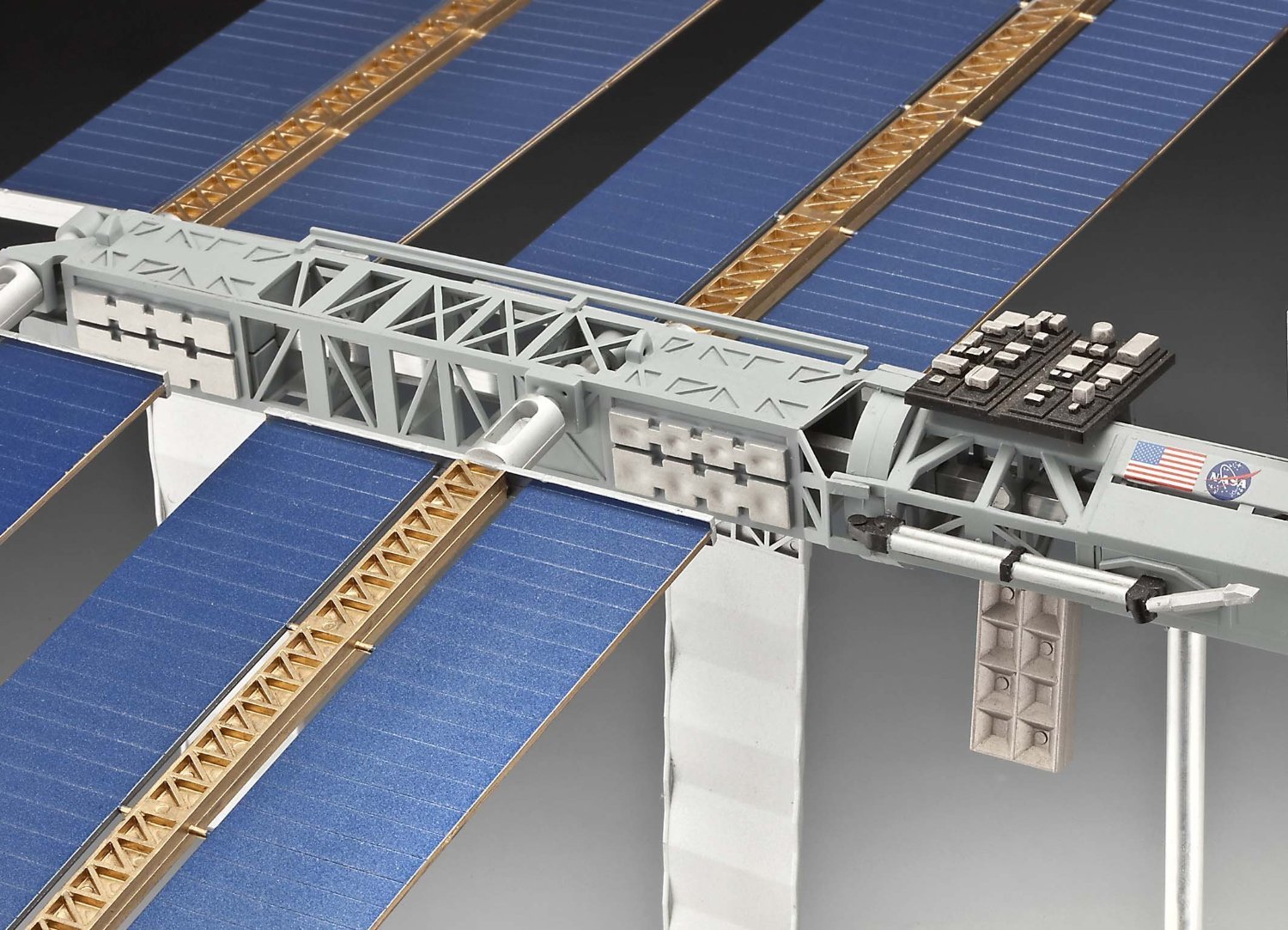 Revell 04841 - Modellbausatz - International Space Station ISS im Maßstab 1:144