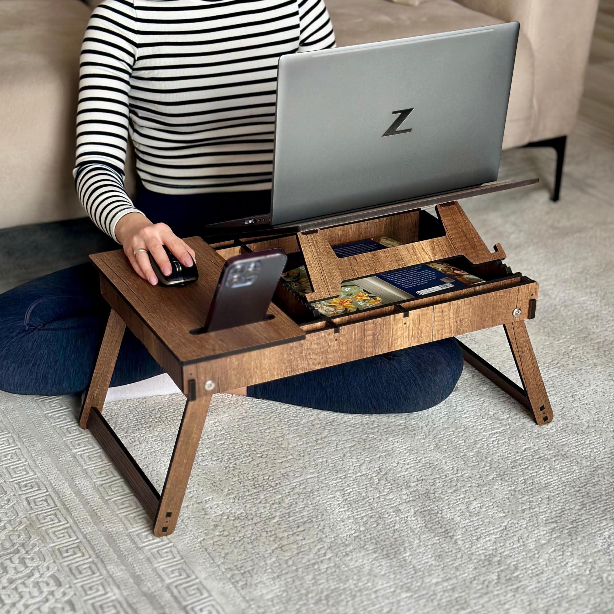 Vigo - Supporto per laptop in legno per letto, scrivania regolabile per laptop e vassoio per le gambe con contenitore integrato, design pieghevole ed ergonomico per leggere, scrivere e lavorare (noce)