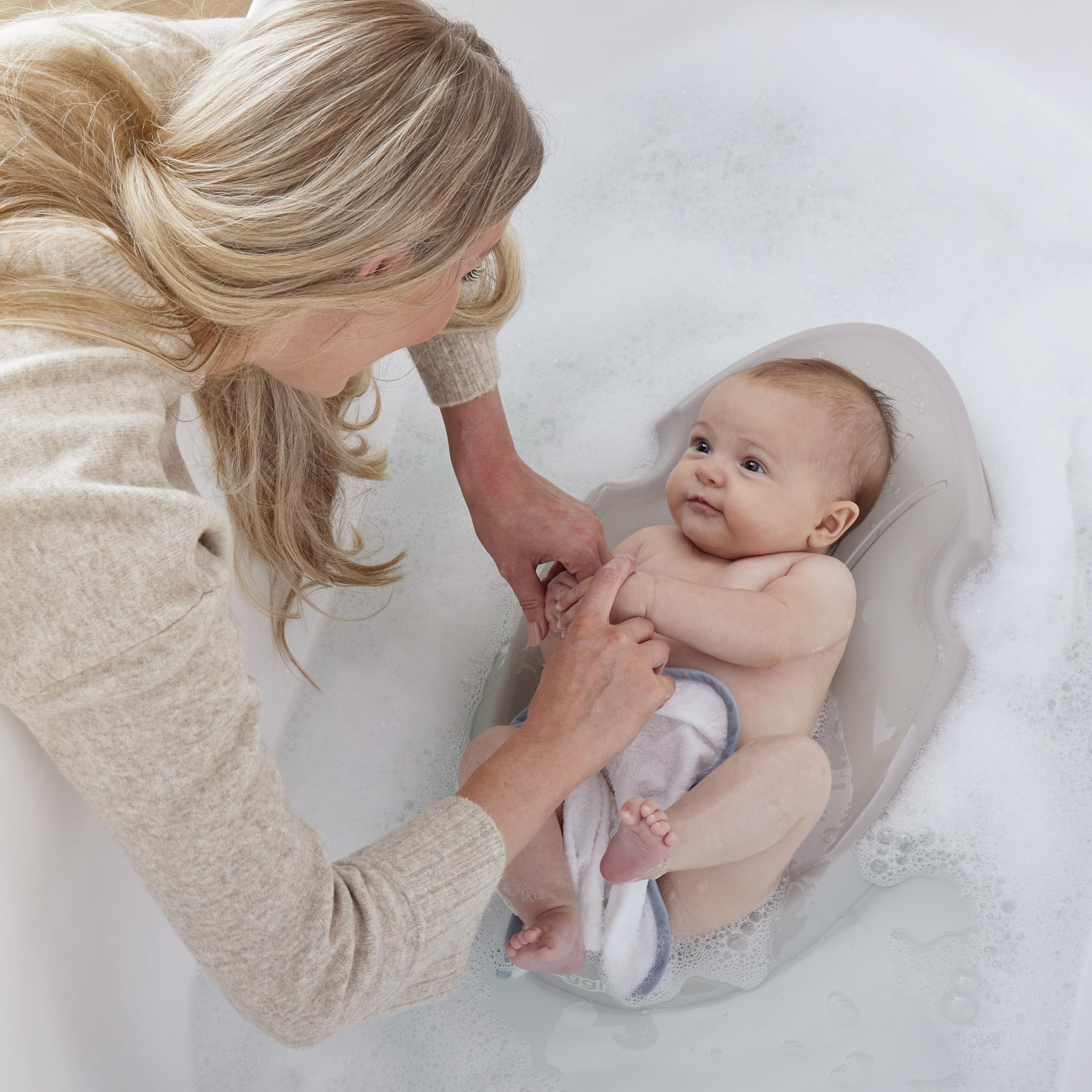 Shnuggle Soporte de baño para recién nacido, asiento ergonómico suave al tacto, base ligera antideslizante, higiénico y compacto, perfecto para bebés de hasta 6 meses/9 kg, blanco y gris