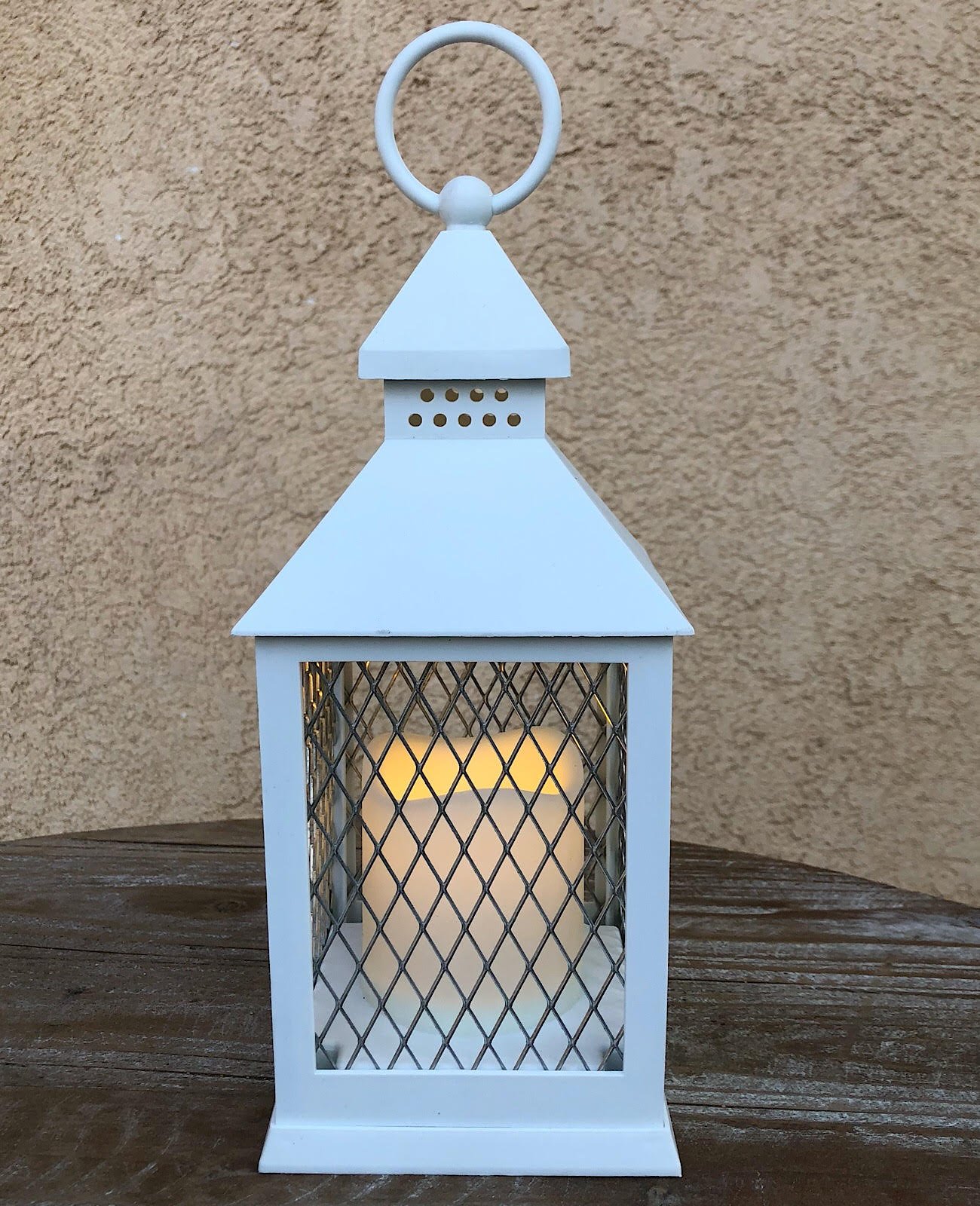 The Nifty Nook Lanterne decorative da 25,4 cm con candela illuminata a LED senza fiamma, timer 5 ore, resistente alle intemperie, per esterni, colore: bianco