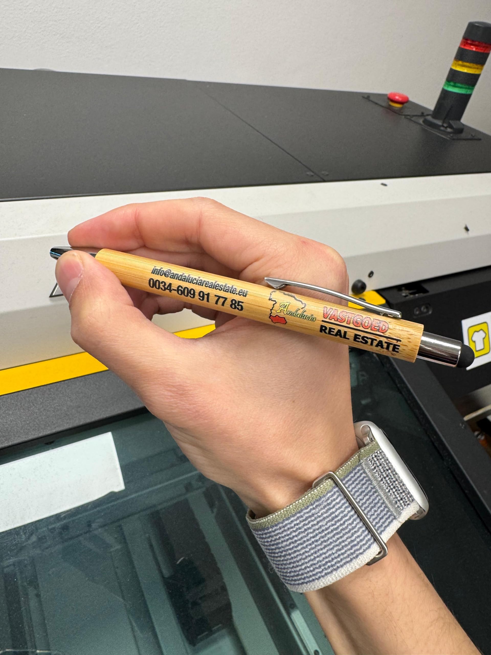 Pack de 100 Bolígrafos de Bambú con Punta Táctil, Bolígrafos Ecológicos Personalizables con Logo, Regalos Publicitarios y Promocionales para Empresas, Ferias, Eventos y Merchandising
