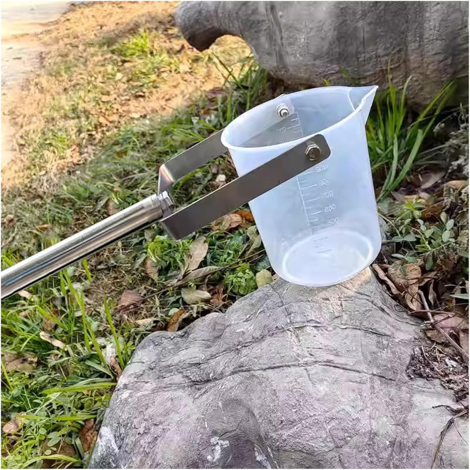Échantillonneur d'eau télescopique pour contrôler la pureté des étangs et rivières facilement