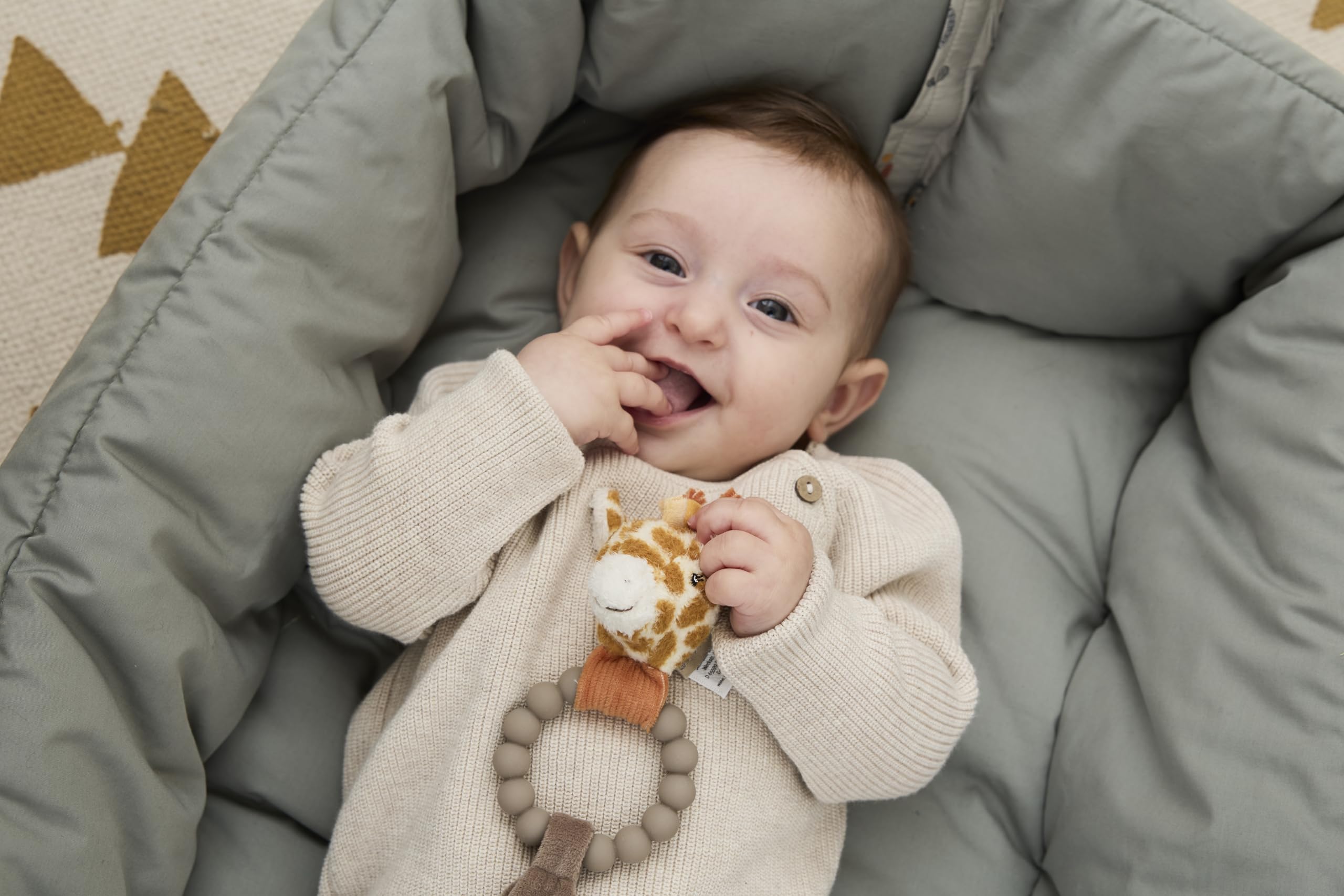 Sterntaler Nido de Jirafa y león – Nido Suave de Mezcla de algodón – Reversible y Convertible en Manta para Gatear – con Trabillas para Juguetes – Juguete para bebé y niño pequeño, Color Ocre
