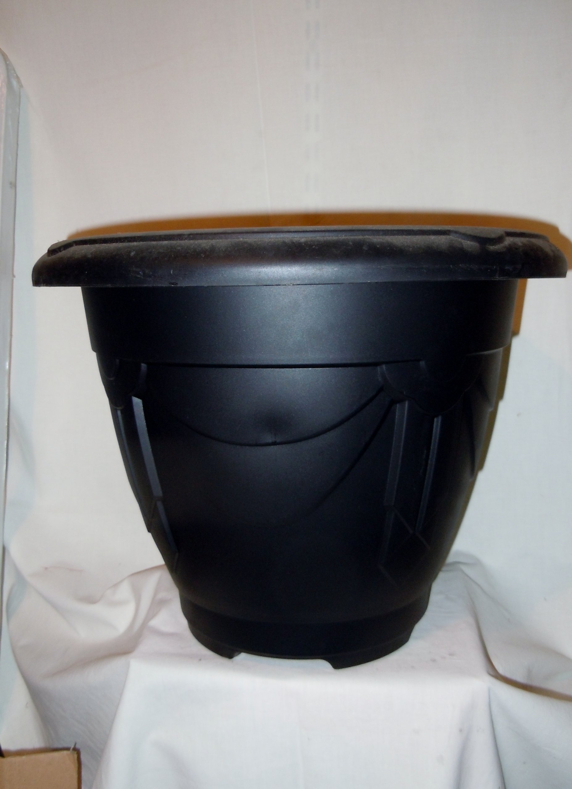 Whitefurze G02014 43cm Venetian Round Planter - Black โ image 1