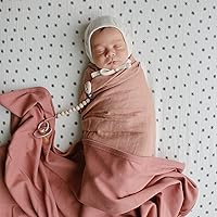 Vista 4 de mushie Manta de bebé extra suave Manta de recepción acanalada de algodón y elastano, manta de envolver y cochecito 35 x 35 pulgadas (rubor)