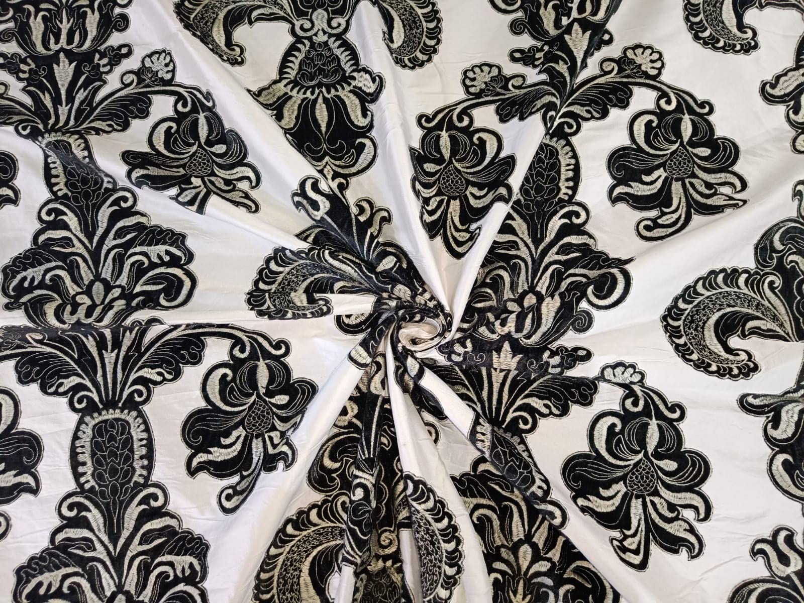 Broderie en soie réversible ivoire et noir pour décoration salon chic et rideaux