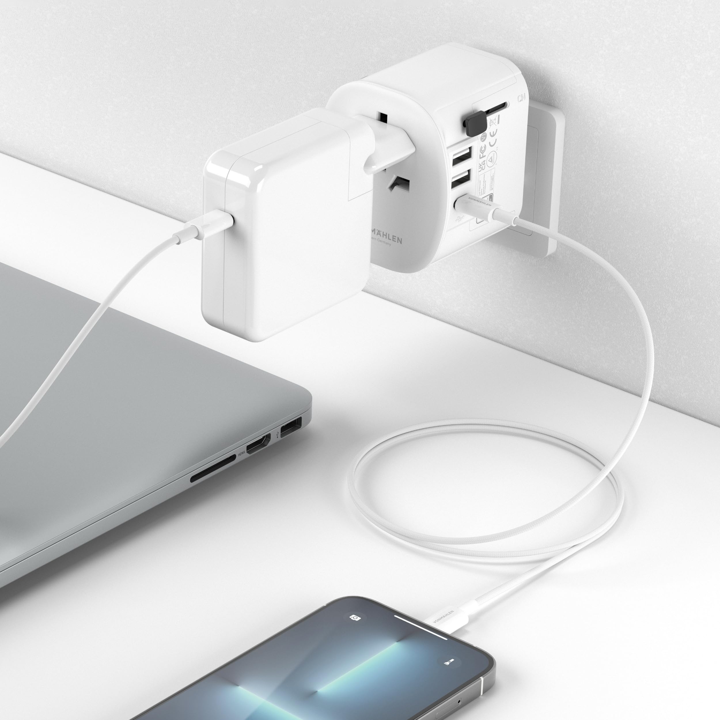 Vonmählen Unity One – Weltreise-Adapter mit USB-A & USB-C, 2300W Leistung, kompakt & ausziehbar, kompatibel in 150+ Ländern – Ladegerät für Smartphone, Laptop, Kamera & mehr