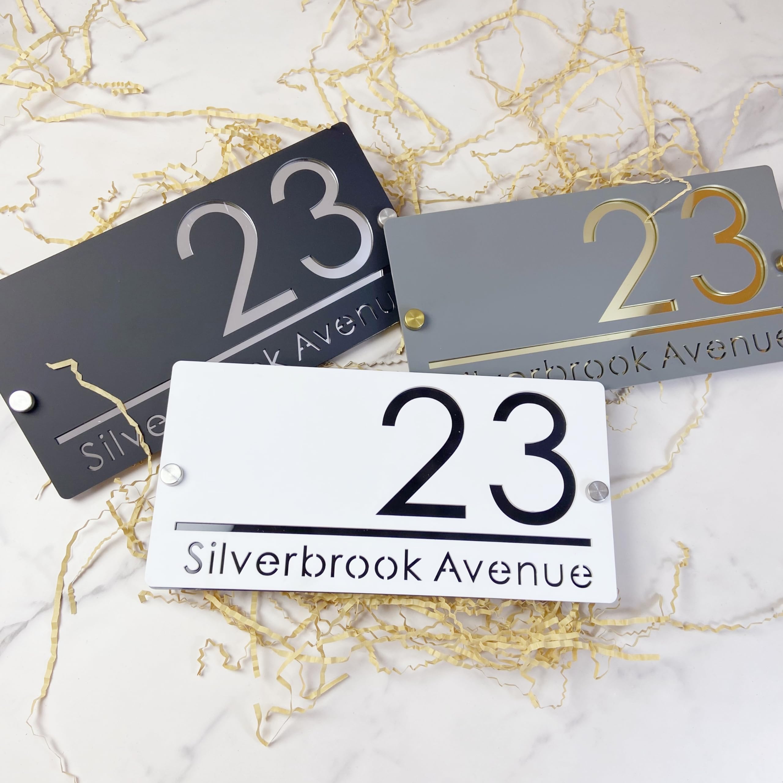 Placa de número de casa al aire libre, Diseño suspendido placa de número de casa personalizada, letrero de nombre de calle 3D cortado con láser acrílico moderno (negro&plata)