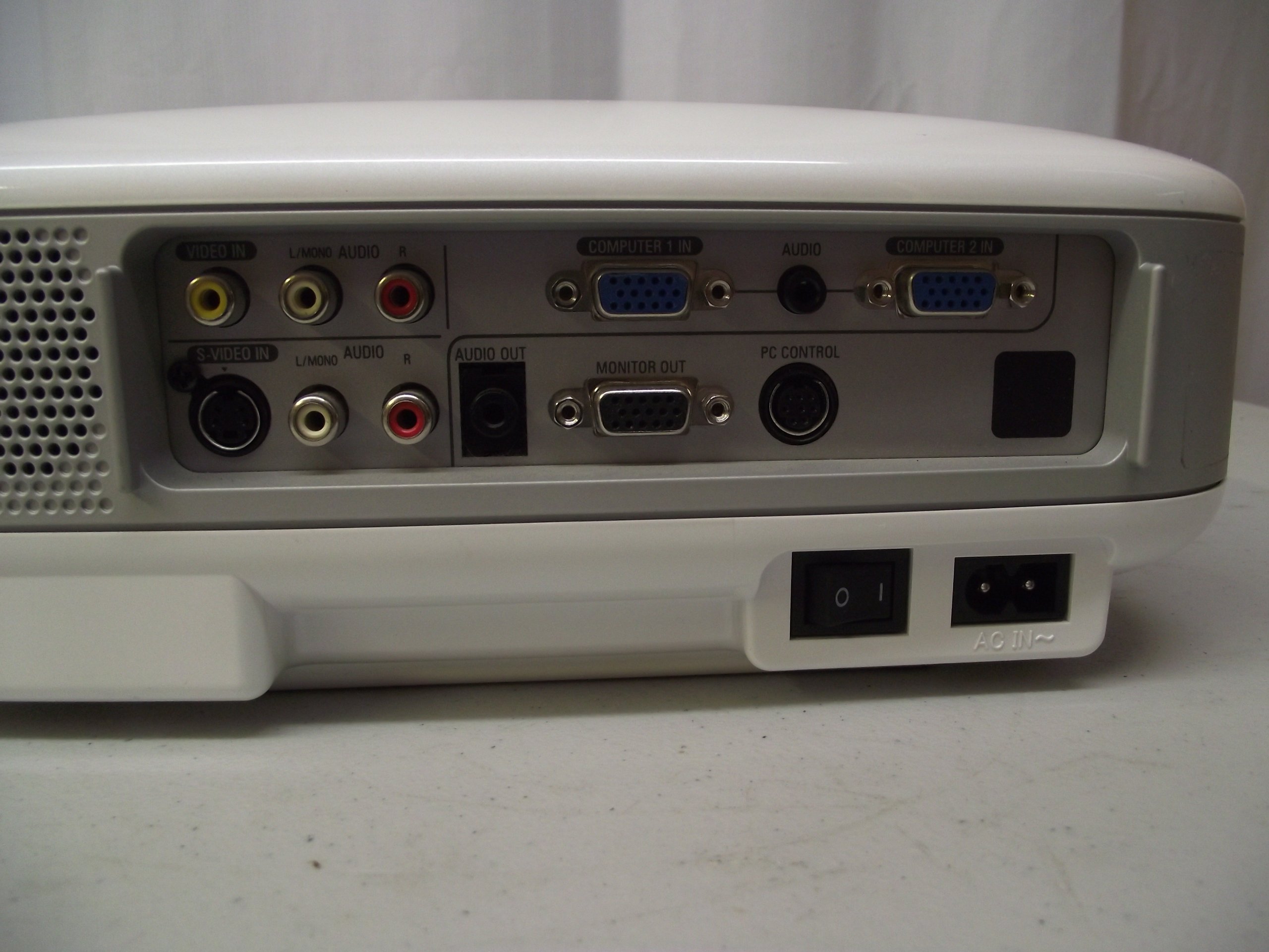 NEC VT470 Digital Video Projector 2000 