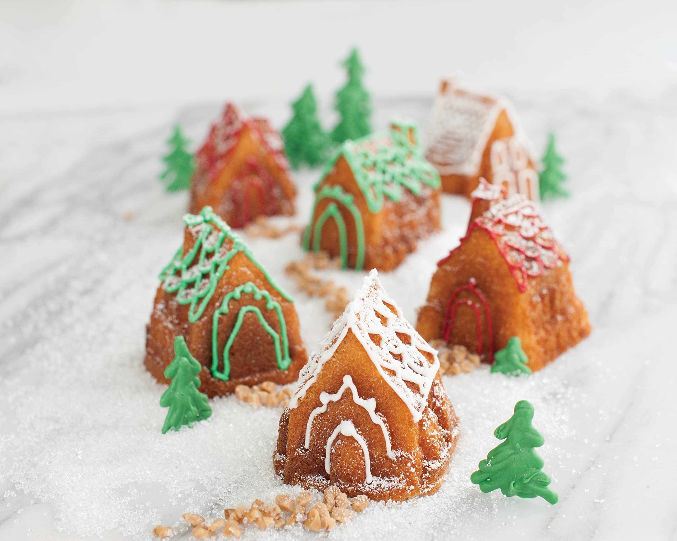 Nordic Ware Moule à Gâteau Petit Village de Noël, moule en fonte d'aluminium pour la création de gâteaux festifs, moule gâteau de Noël antiadhésif fabriqué aux États-Unis, couleur : argenté