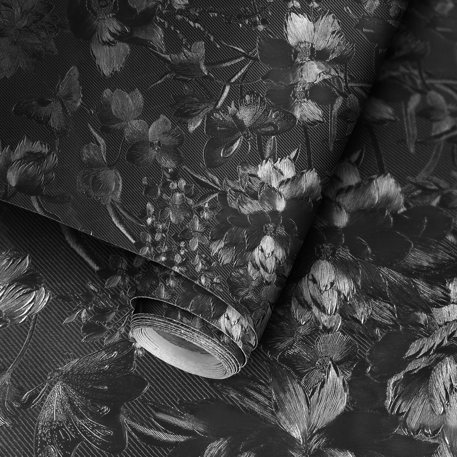 Papier peint texturé motif papillon pour créer un mur d'accent chic dans votre salon