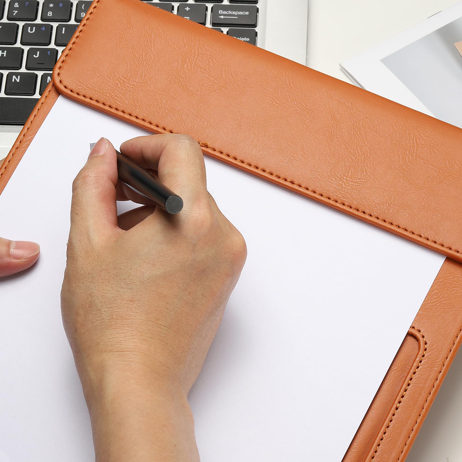 PATIKIL Planche À Pince Taille Lettre A4 En Cuir PU, 24x34cm Porte-dossiers Magnétique Professionnel Avec Porte-Stylo Organisateur De Bureau Style 3, Marron