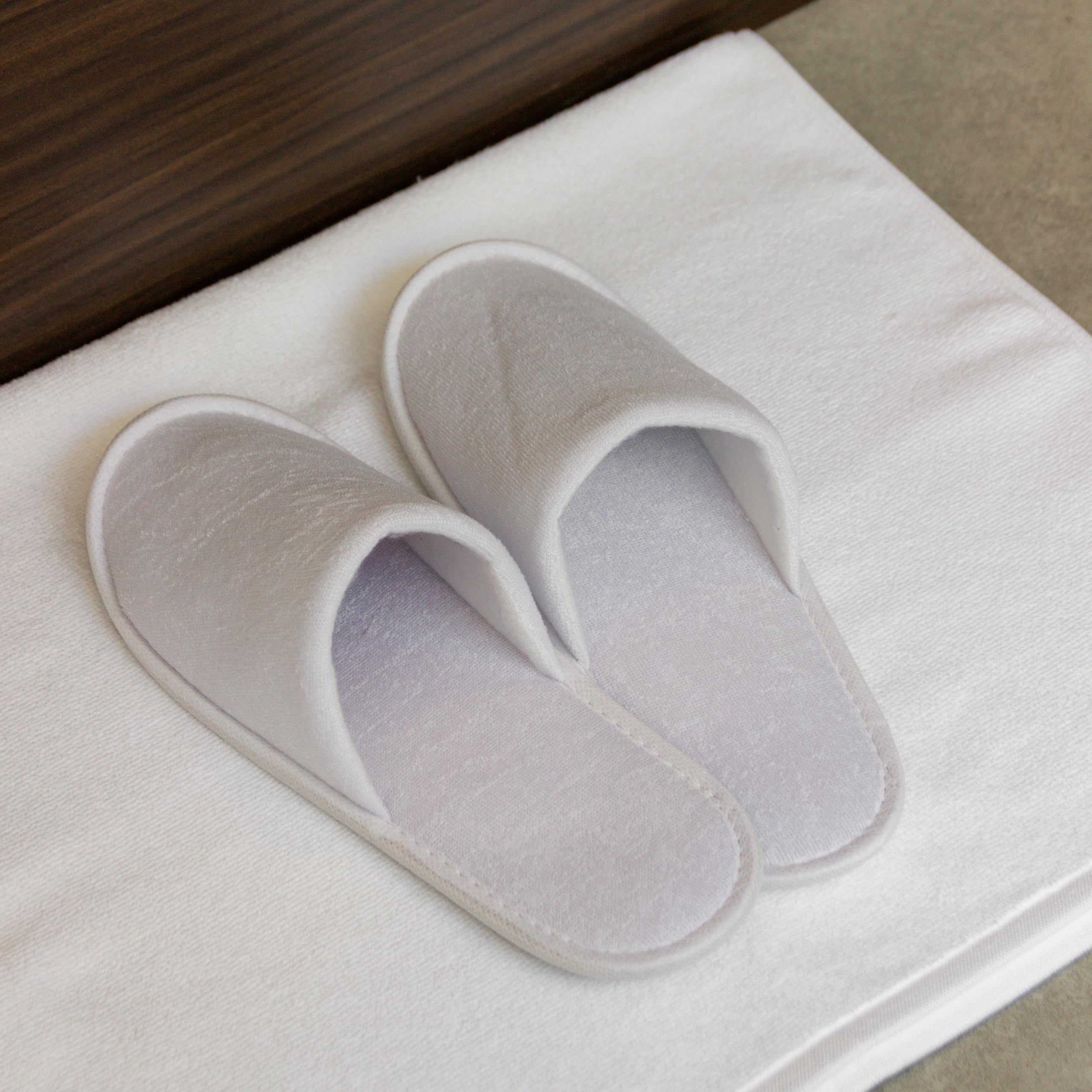 Pantoufles Jetables Blanches – Chaussons Fermés en Éponge Douce, Confortables et Hygiéniques pour Spa, Hôtel, Thalasso, Invités et Accueil Clients