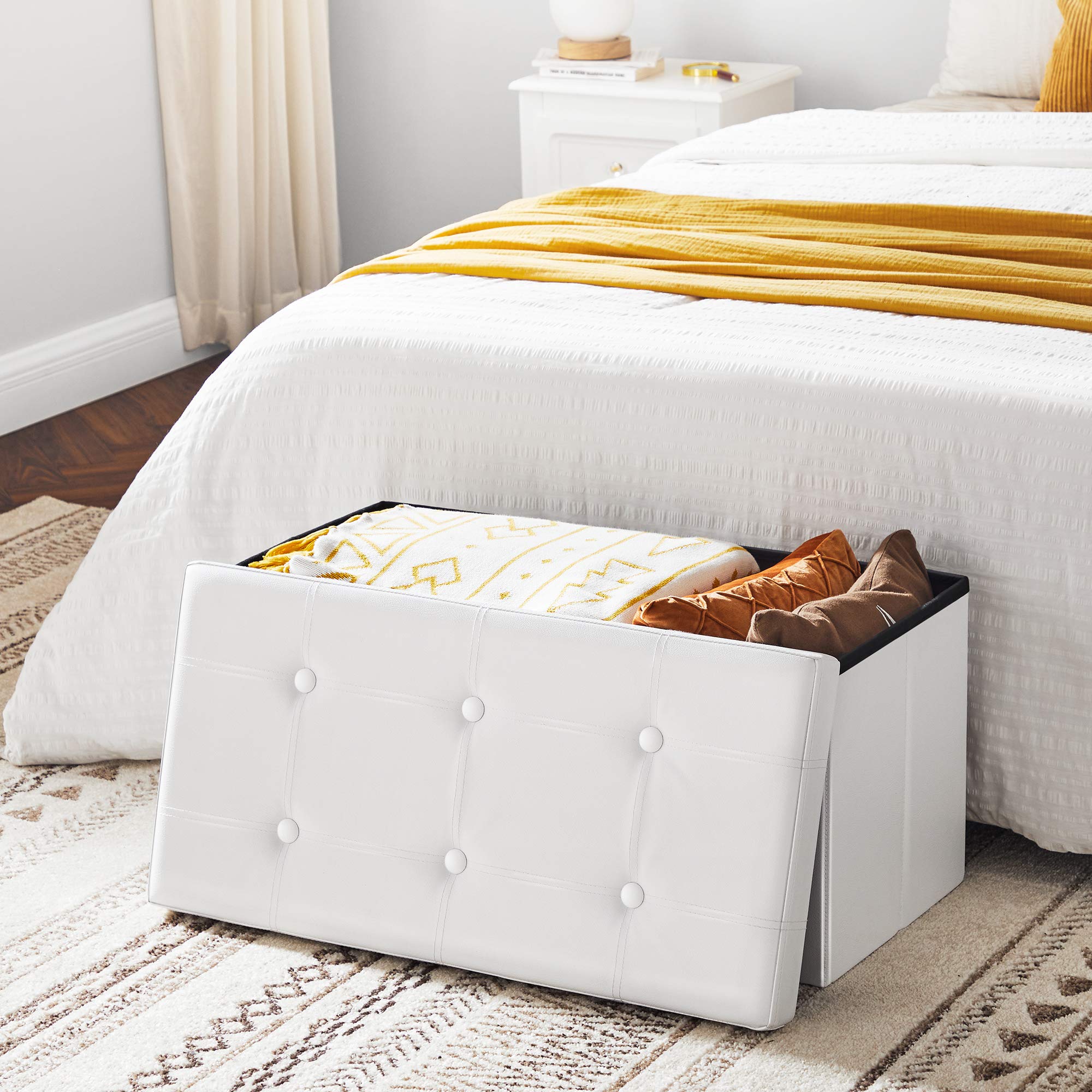 SONGMICS Cassapanca Contenitore 80L, Pouf Contenitore, Panca Poggiapiedi Pieghevole, Capacità di Carico di 300 kg, Rivestimento in Similpelle, Seduta Imbottita, Bianco LSF106