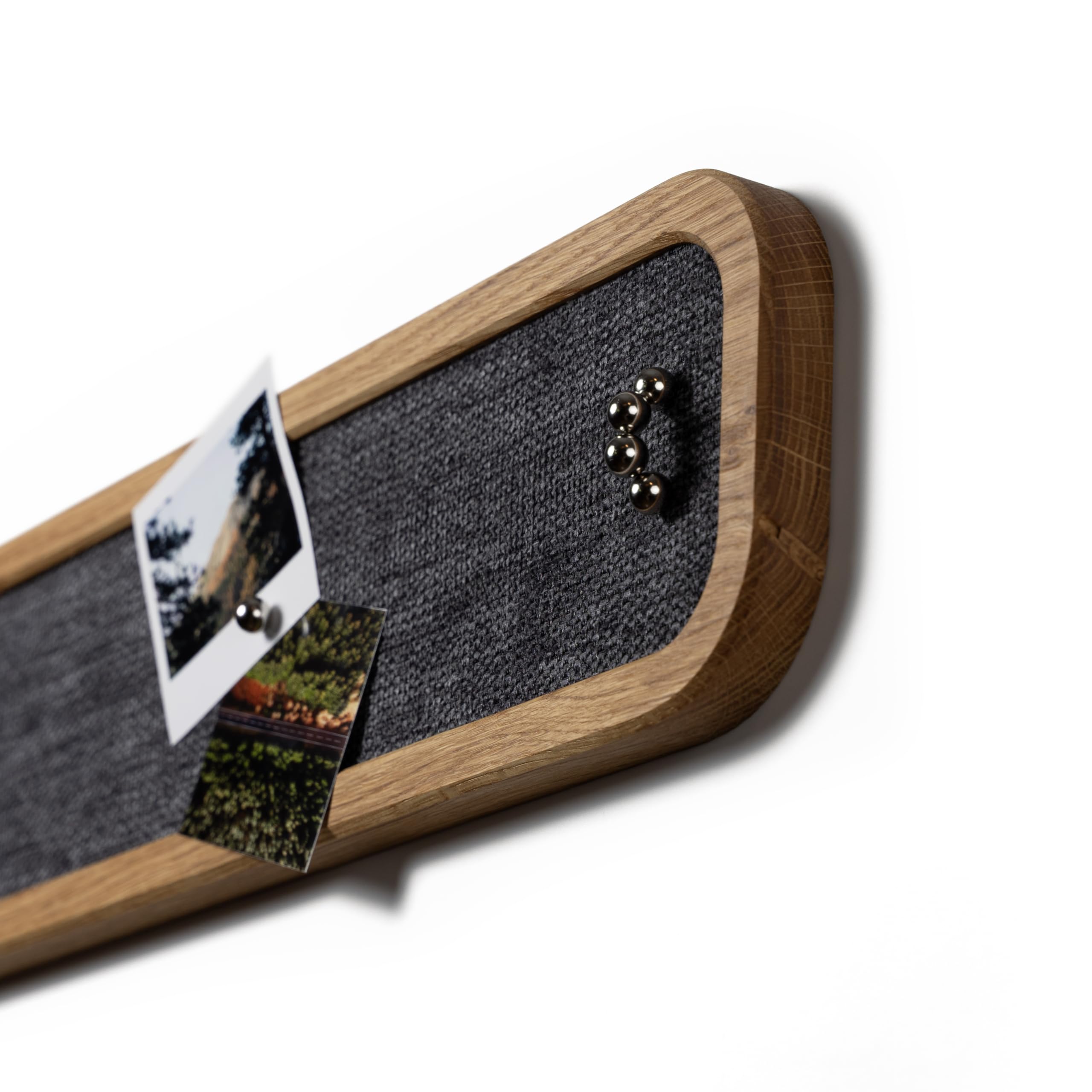 Magnet Pinnwand aus massivem Eichenholz 50x13 cm – Stoffbespannt in Anthrazit mit Magnetischer Rückwand – Wanddeko & Memoboard inkl. 5 Magnetkugeln & Befestigung – Handgemacht von WOODS