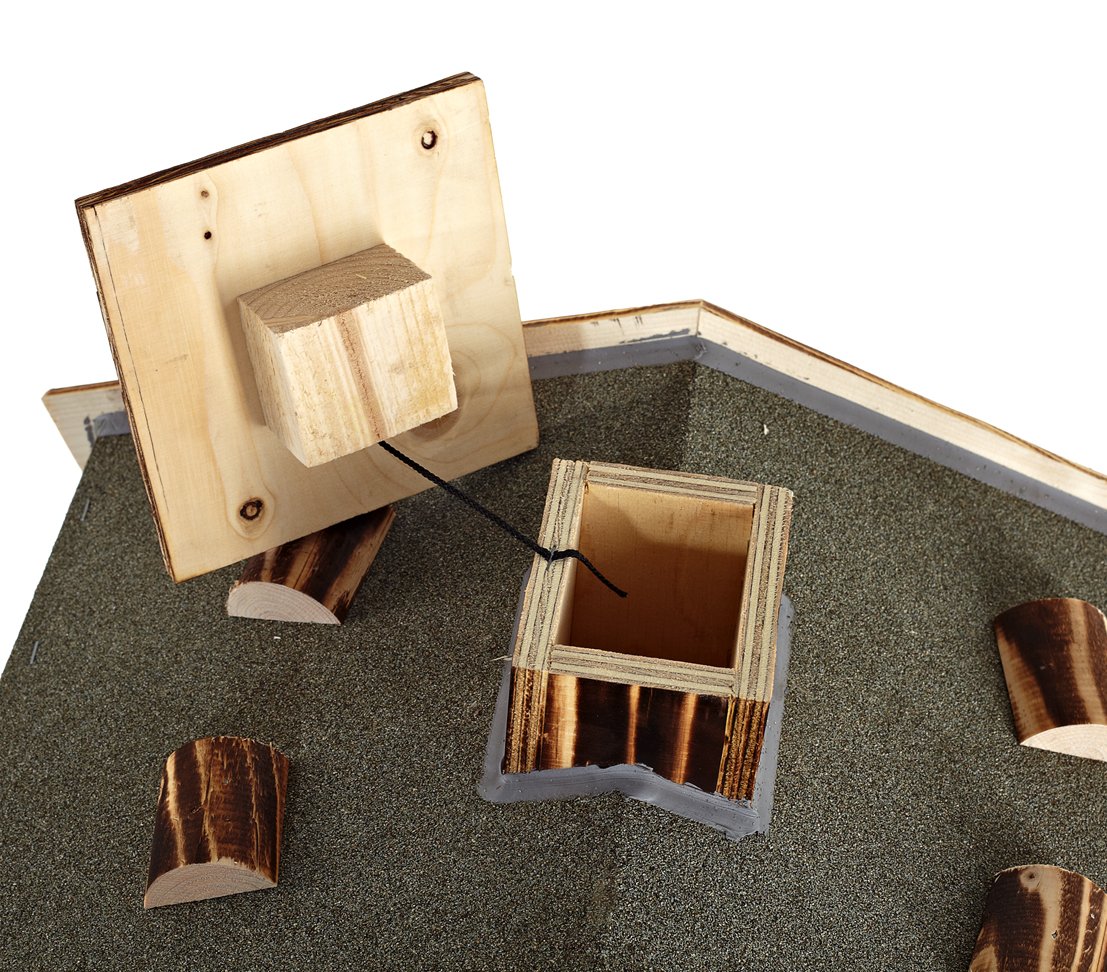Dehner Natura Premium Wildvogel Futterhaus Watzmann, Futterstation für Wildvögel geflammt, Vogelhaus wetterfest / stehend, inkl. wasserabweisender Teerpappe, ca. 55 x 40 x 23 cm, Holz, natur