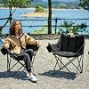Silla de Camping Portal con Cojín y Respaldo Alto - Silla Plegable Resistente con Portavasos y Bolsillo Lateral, Soporta 330 lbs, para Camping, Jardín, Deportes, Negro 2