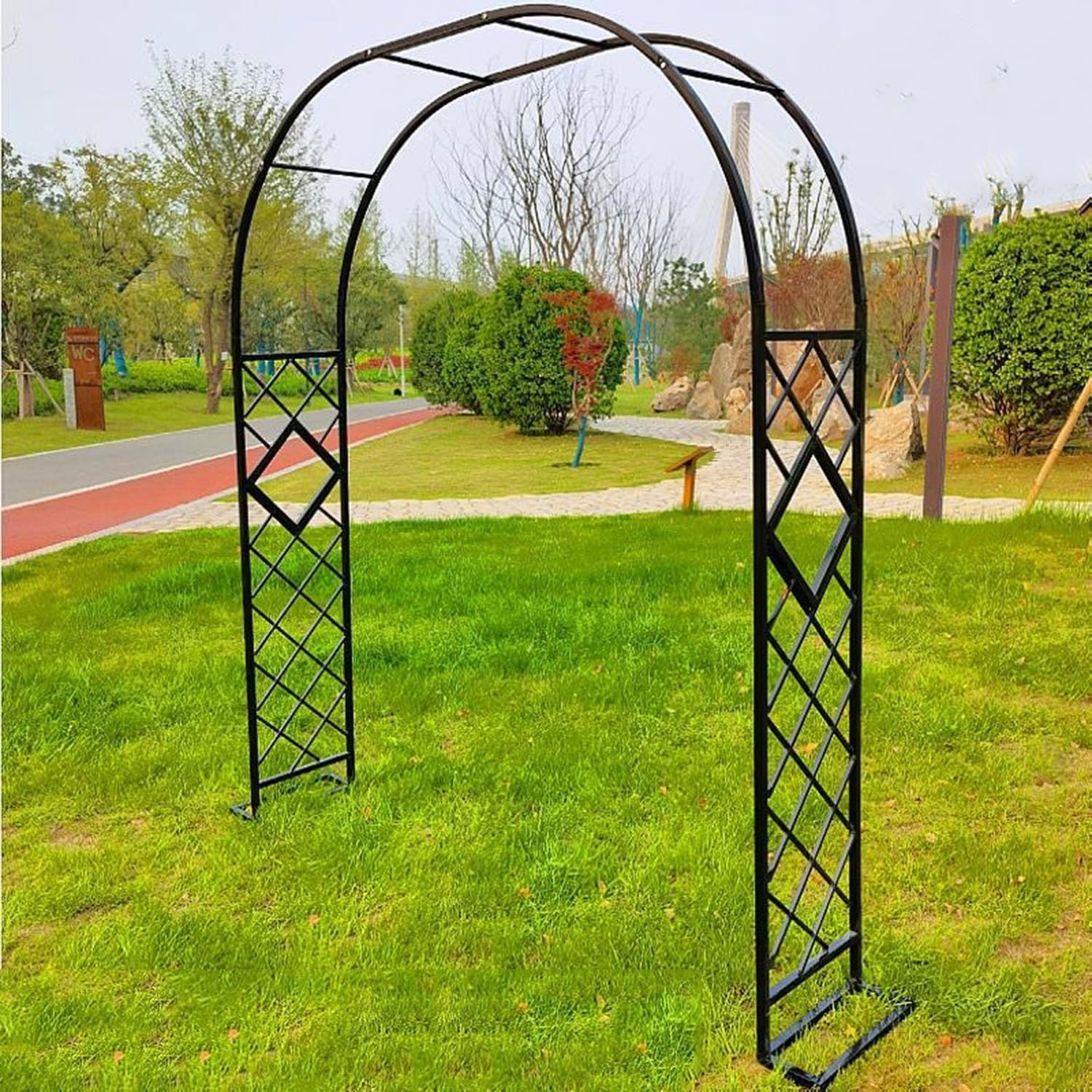 Arche de jardin treillis métallique durable au design épuré extérieur