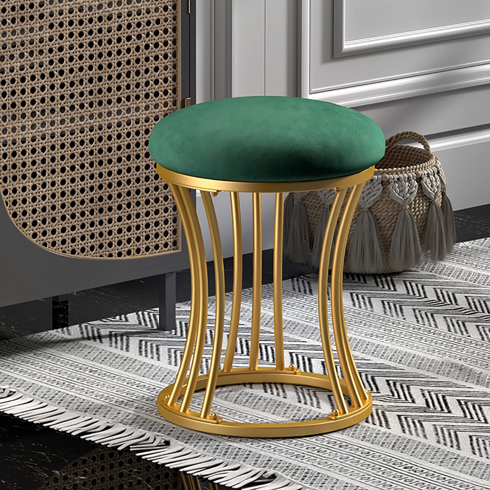 Mesa de tocador decorada con puf otomano redondo verde y patas metálicas estilizadas