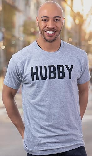 Miniatura 7 de Hubby Funny Dad Joke Groom Humor Matrimonio Aniversario Marido Saying Cute Dude Honeymoon Camiseta para hombre