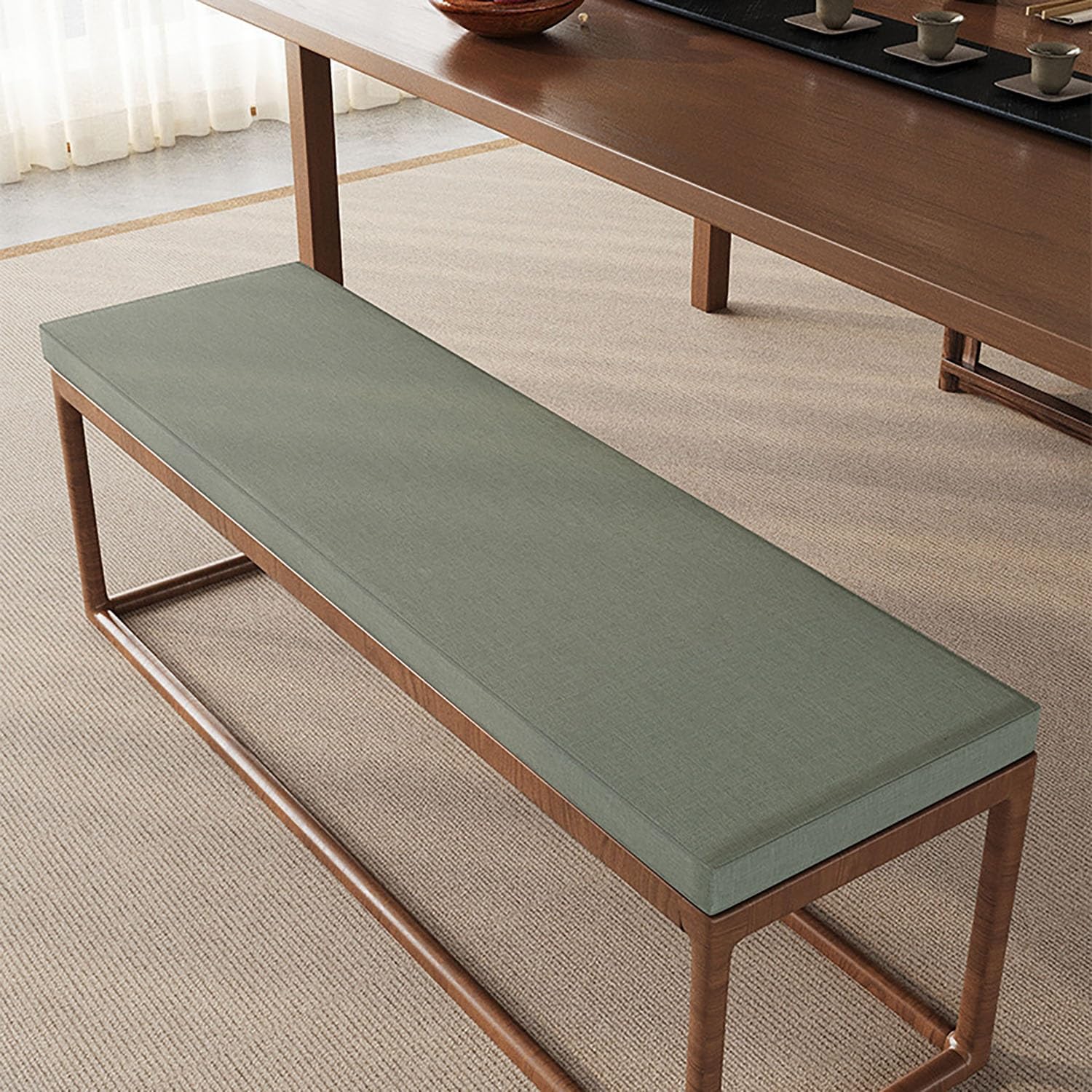Coussin de banc de jardin gris pour aménager un coin lecture sur rebord de fenêtre