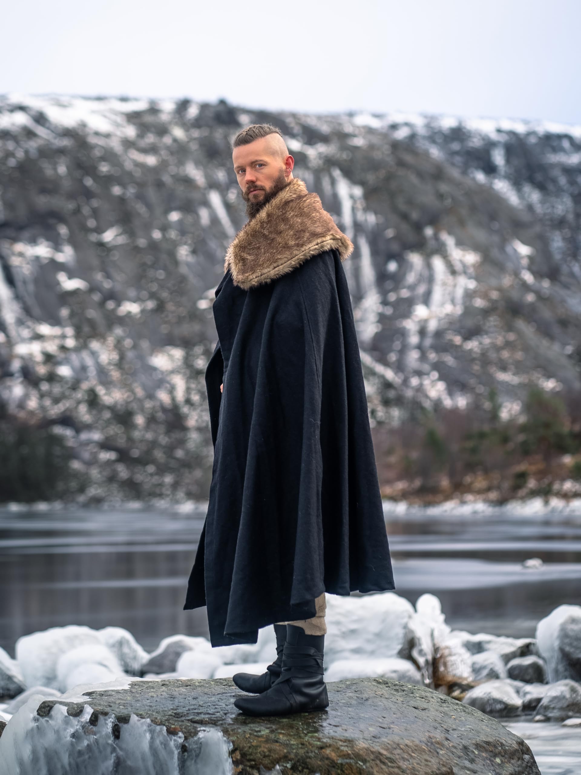 Leonardo Carbone® Unisex Wikinger Umhang Janne mit Kunstfell - Mittelalter Kleidung Damen & Herren, Cape Männer, Hobbit Kostüm, LARP-Kleidung, Wikinger, Cosplay Herren, Halloween, Karneval Schwarz