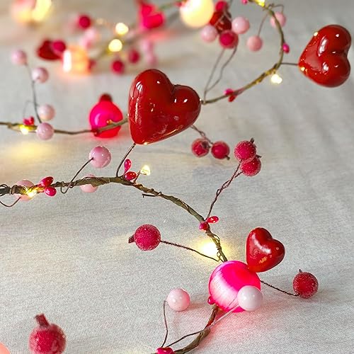 Miniatura 9 de Miya - Guirnalda de luces para decoración del día de San Valentín de 6.5 pies, 40 luces LED en forma de corazón con bola de bayas rosadas, funciona