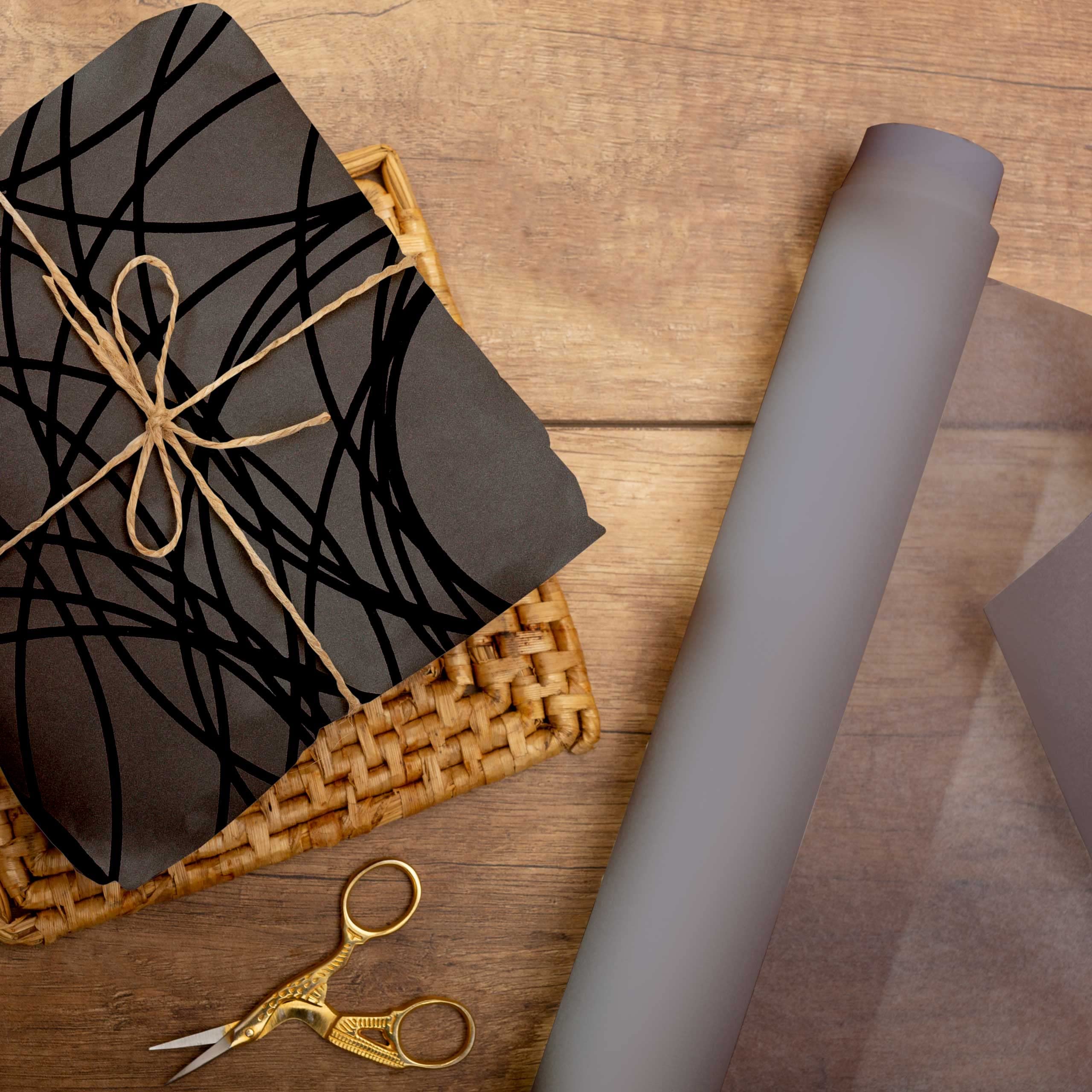 Geschenkpapier Rolle 50 cm x 50 m, Motiv Pablo, hochglänzend schwarze Linien in Relieflack auf mattgrauem Fond. Für Weihnachten, Geburtstag, Vatertag. Weihnachtsgeschenkpapier.