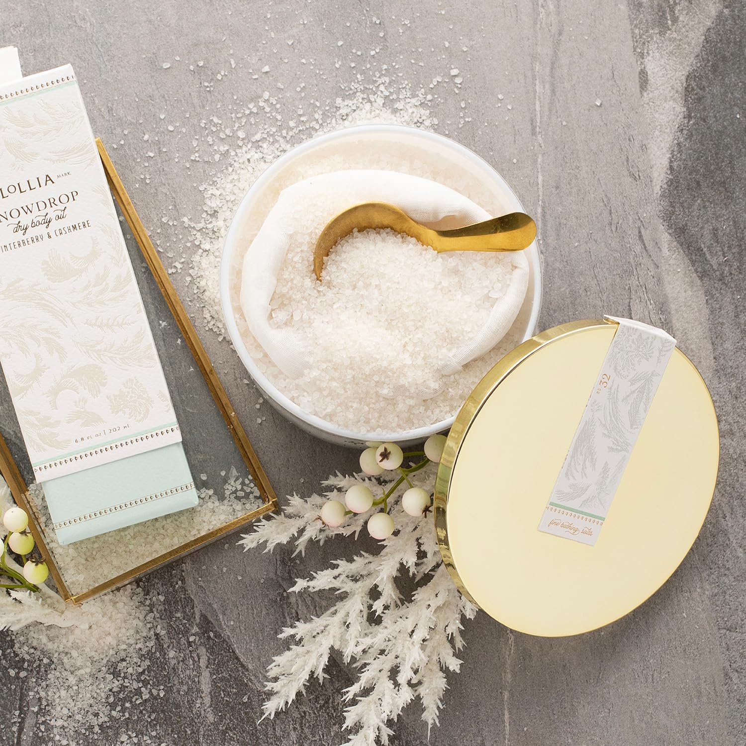 LOLLIA Sales de baño de campanilla de 737 g, sal de baño perfumada de Winterberry y cachemira, para mujer, para spa en casa, regalo relajante para vacaciones, cumpleaños, aniversarios