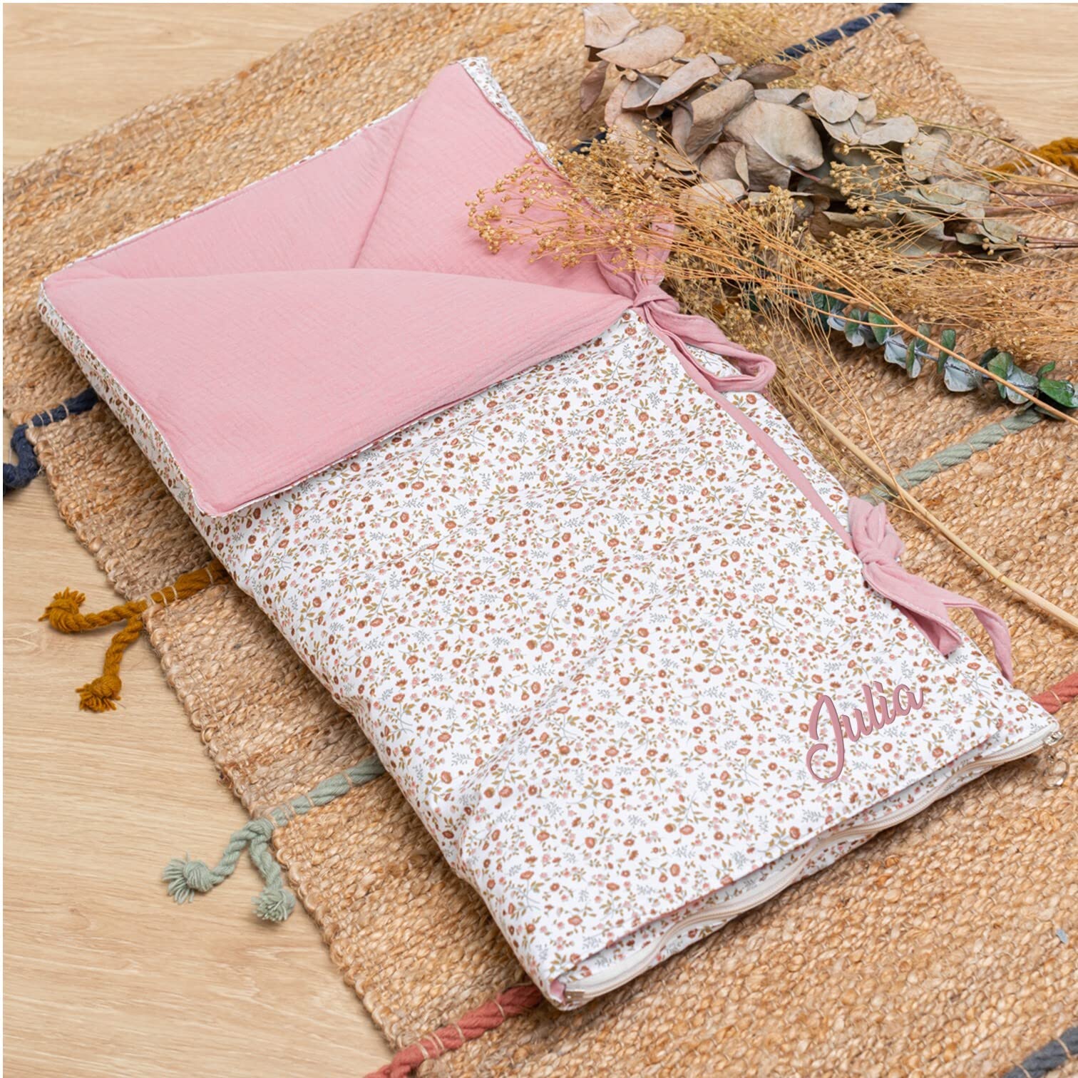 Nid d’Ange ou Gigoteuse d’emmaillotage pour bébé - Convertible en Couverture personnalisé avec Nom ou Initiale - Rembourrage Amovible - 95 x 72 cm - Maintient la Chaleur - Nenel