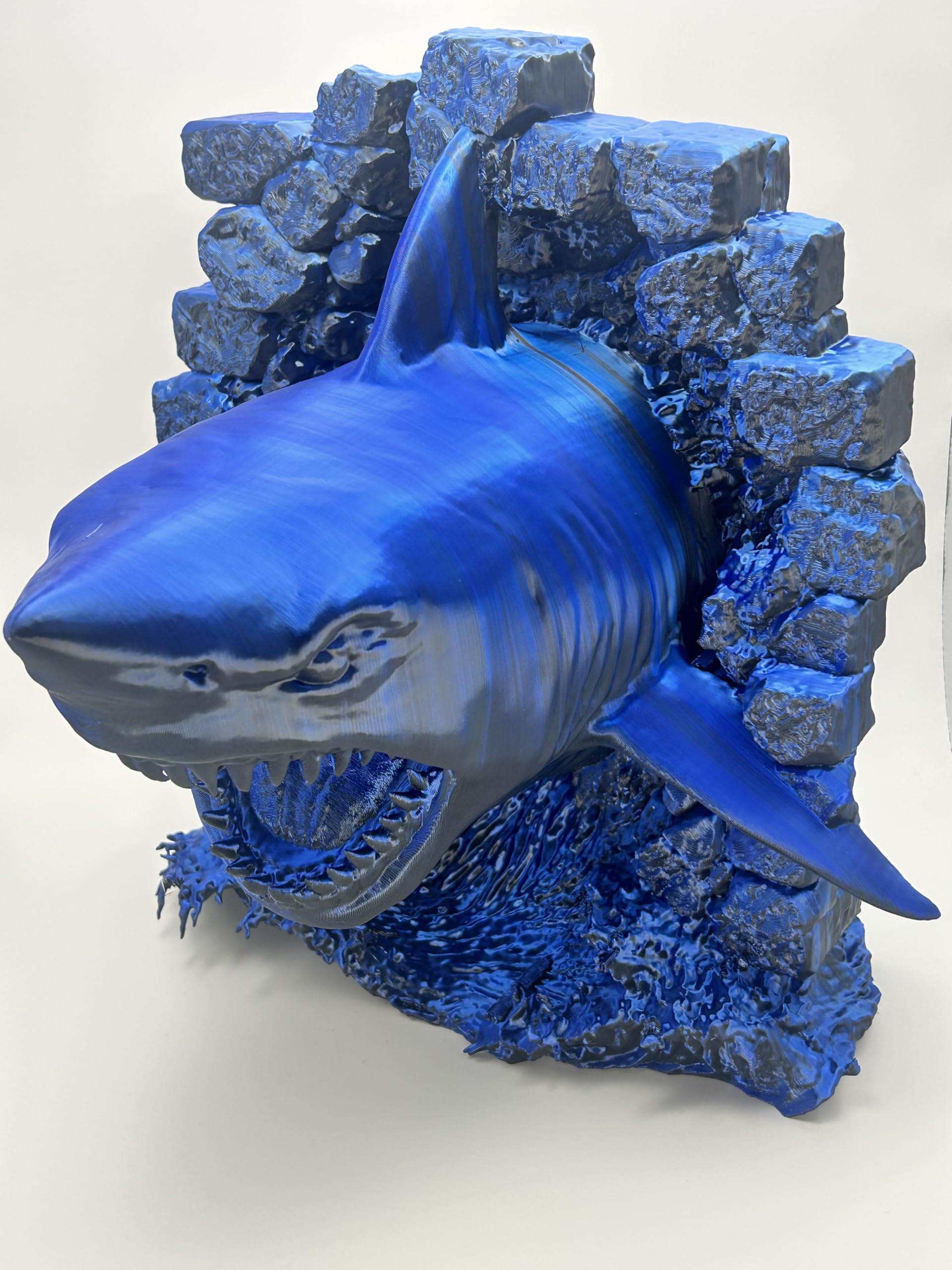 NexHome Scultura Squalo 3D da Parete o Appoggio– Decorazione Moderna di Design per Casa, Ufficio e Gaming Room – Statua Artistica Marina con Effetto Roccia per Arredo Luxury e Contemporaneo (Blu-Nero)