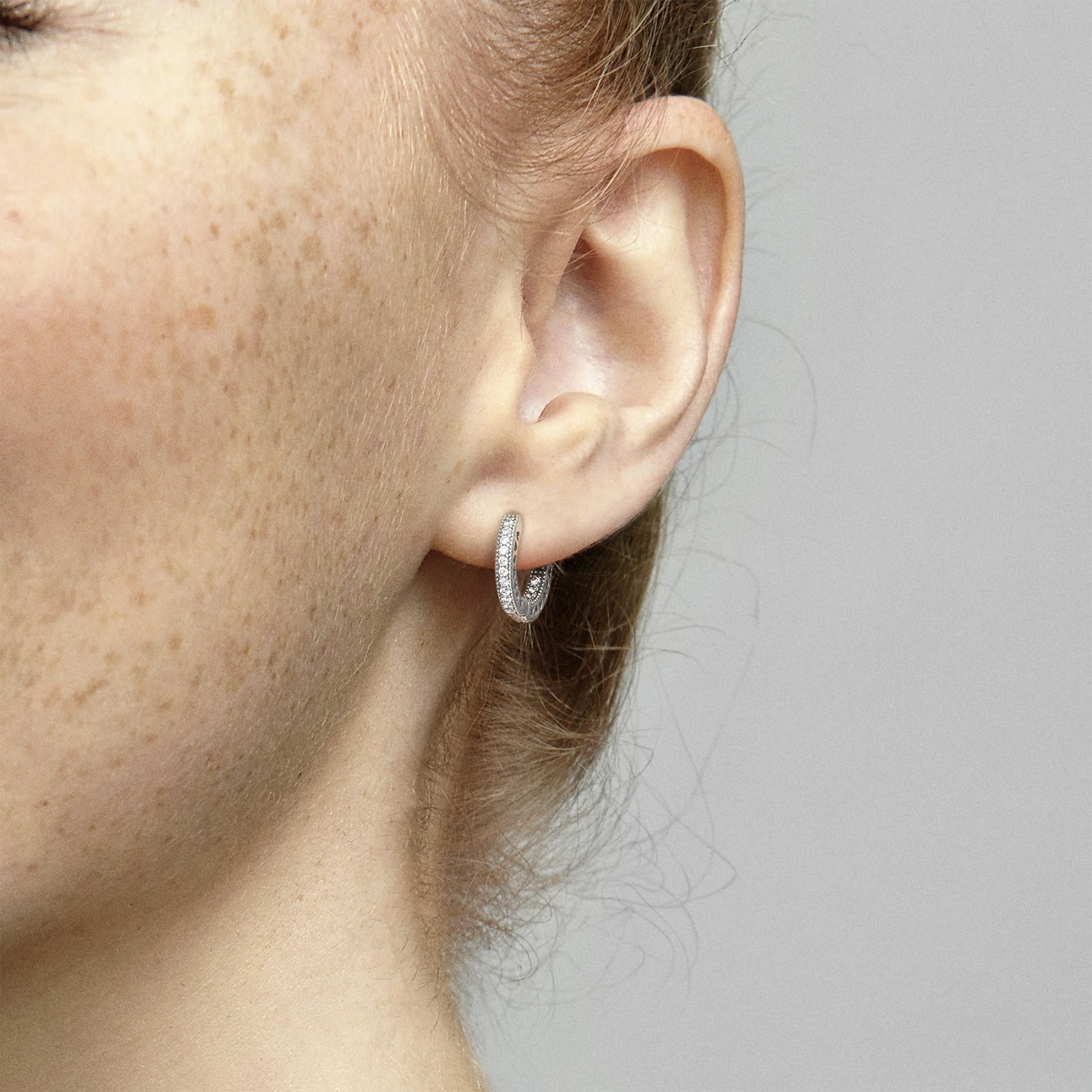 PANDORA Signature Pendientes de aro con forma de corazón y engaste pavé