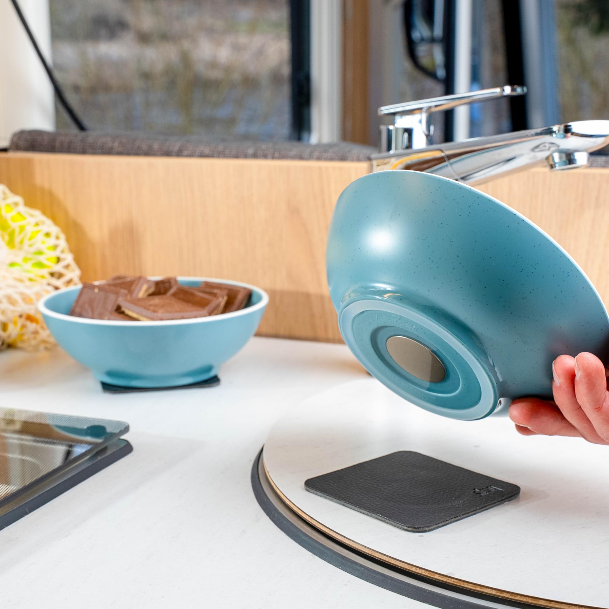 silwy® Magnet-Geschirrset DOLOMIT Grey – 11-teiliges Kunststoffgeschirr im STONEtouch-Design | Für Wohnmobil, Camping & Boot | Klapperfrei & bruchsicher| inkl. Nano-Gel-Matte & Pads