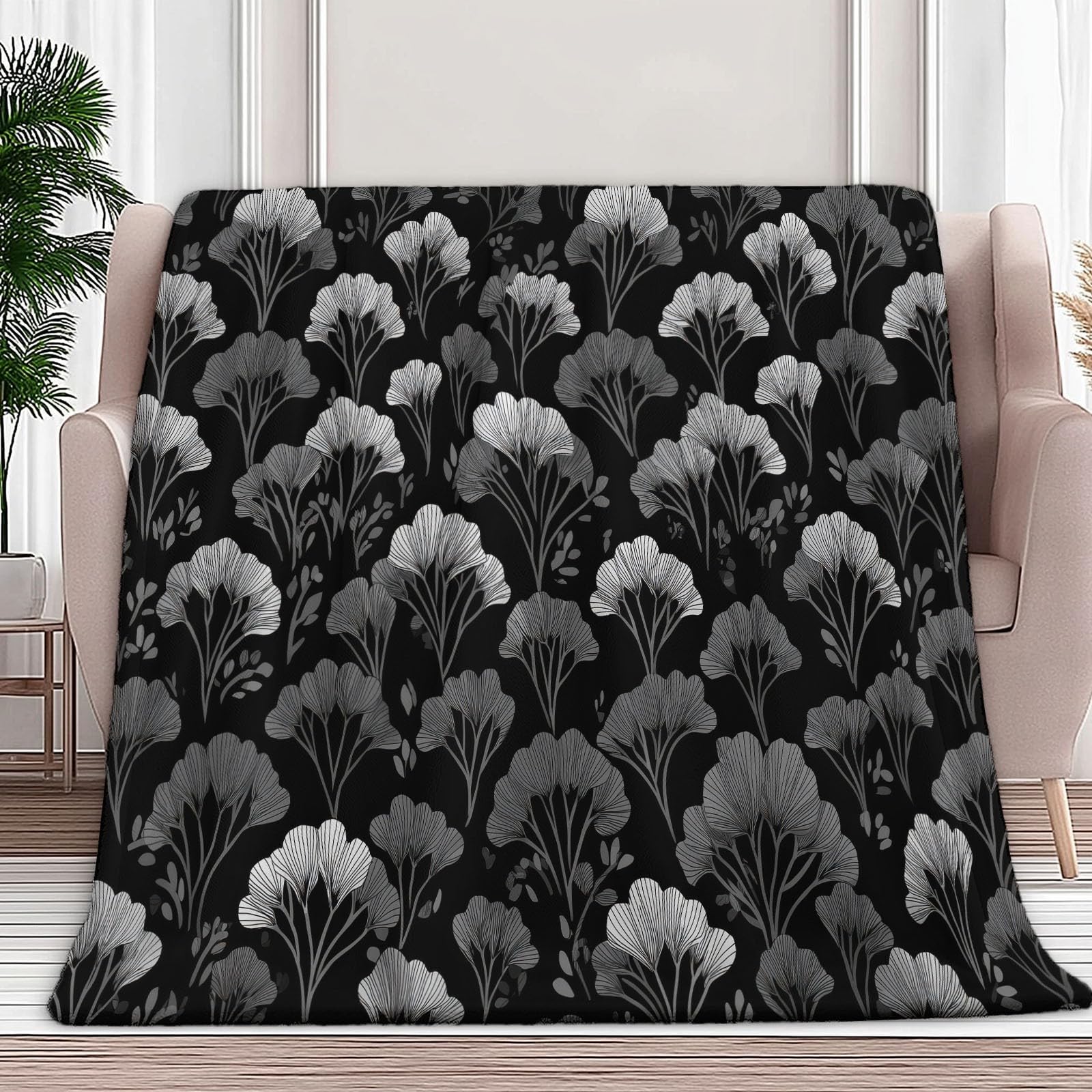 Plaid polaire fleurs gris-noir pour apaiser les soirées fraîches sur le canapé