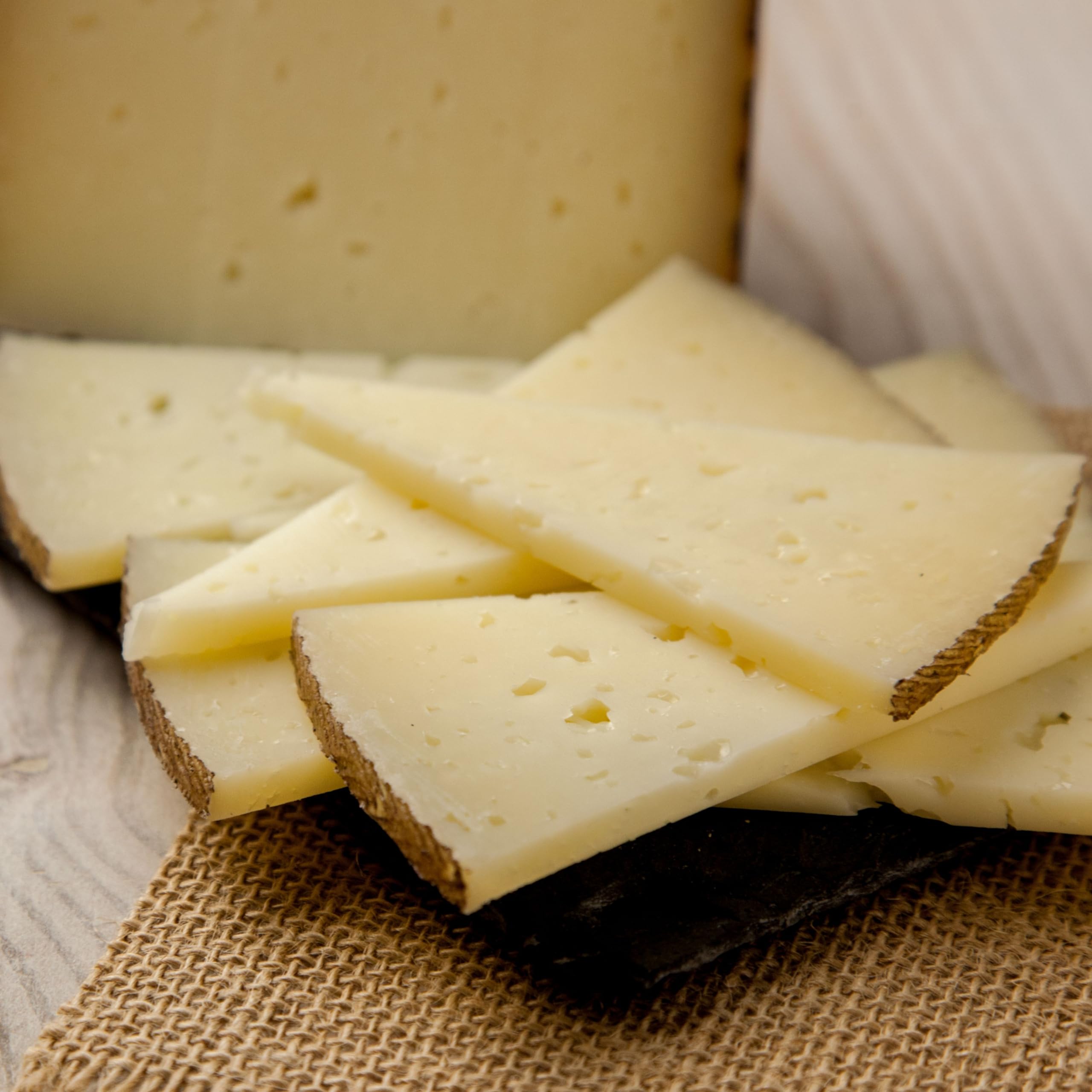 Queso de Oveja Curado Ahuyentalobos - Exquisito Queso Viejo de Oveja Madurado 8 Meses - Elaborado con Leche Cruda - Peso Aproximado 1 Kilo