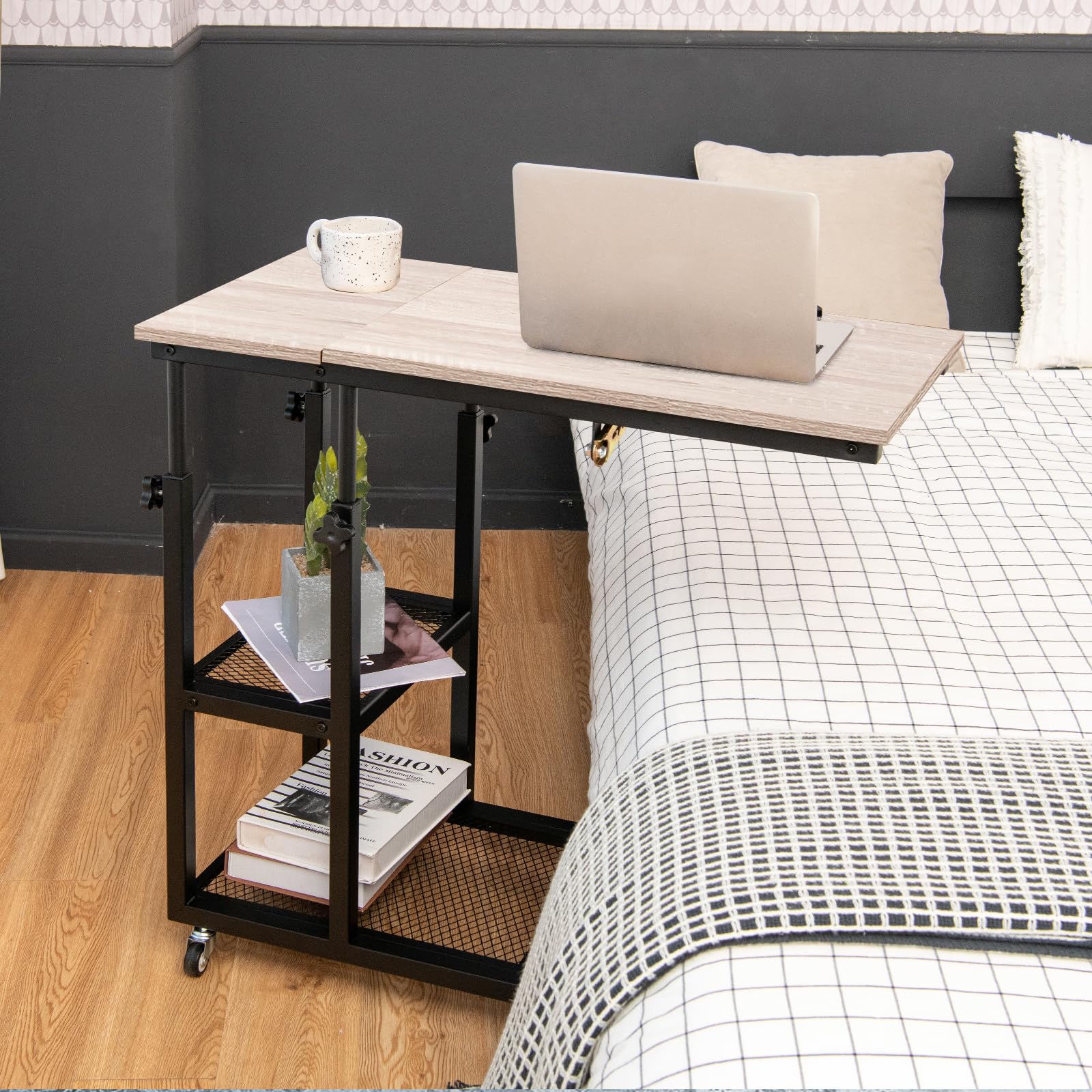 GIANTEX Mesa con Forma de C y Ruedas, Mesita de Sofá con 5 Alturas Regulables y Repisa, Móvil Industrial con Superficie Inclinable para Salón Dormitorio (Natural)