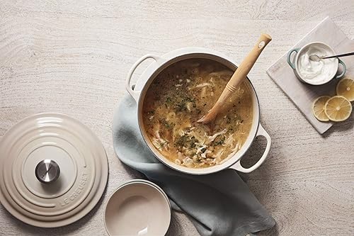 Miniatura 126 de Le Creuset 9 Qt. Signature Horno holandés redondo con pomo de acero inoxidable grabado Artichaut