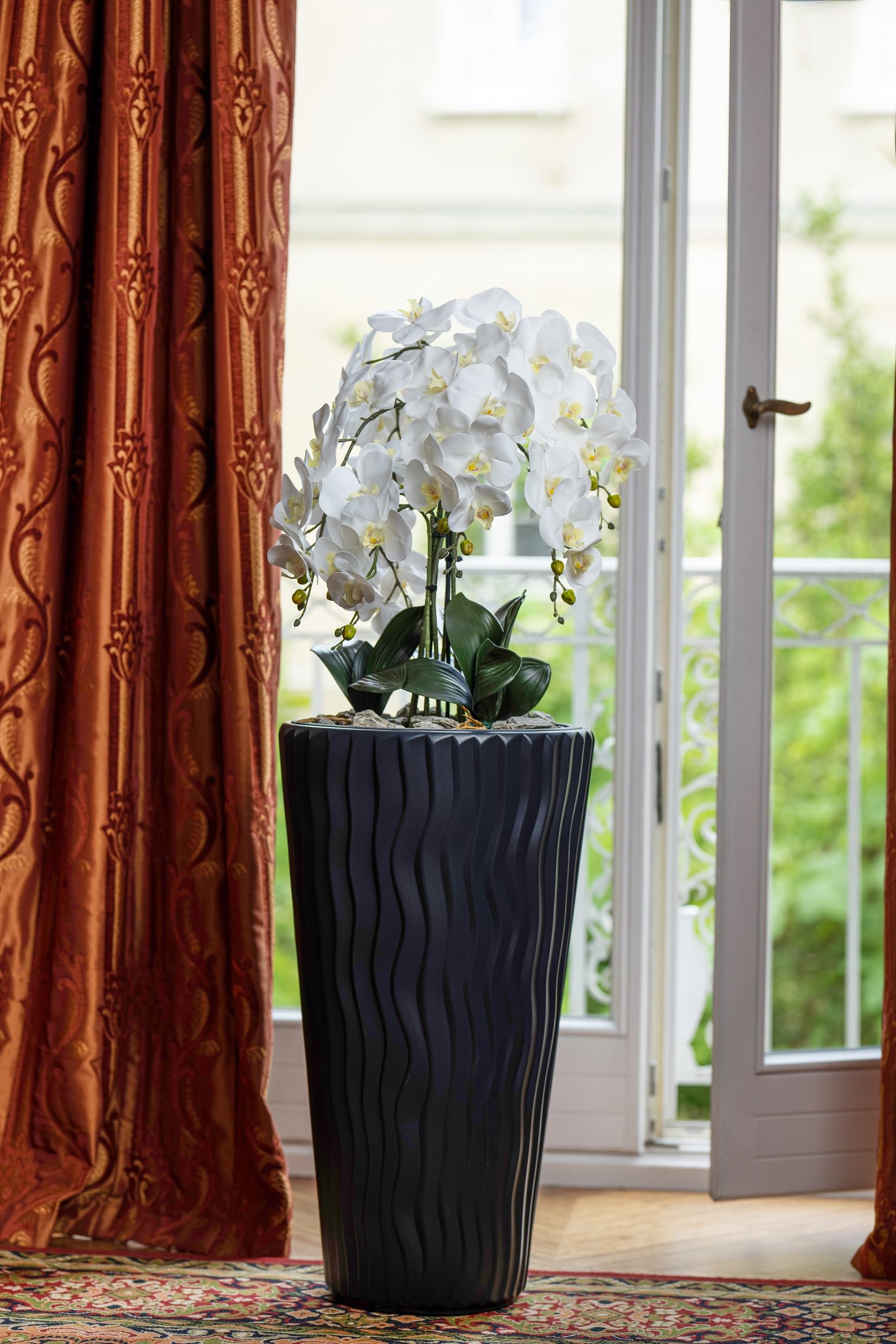 Orchideengesteck kunstlich im Topf schwarz matt, 6 Rispen, weiße lebensgetreue Blüten wie Echt, 130x40cm, skandinavisch | XXL Arrangement Dekoblumen Kunstpflanze - Hochzeitsdekoration Empfangsbereich