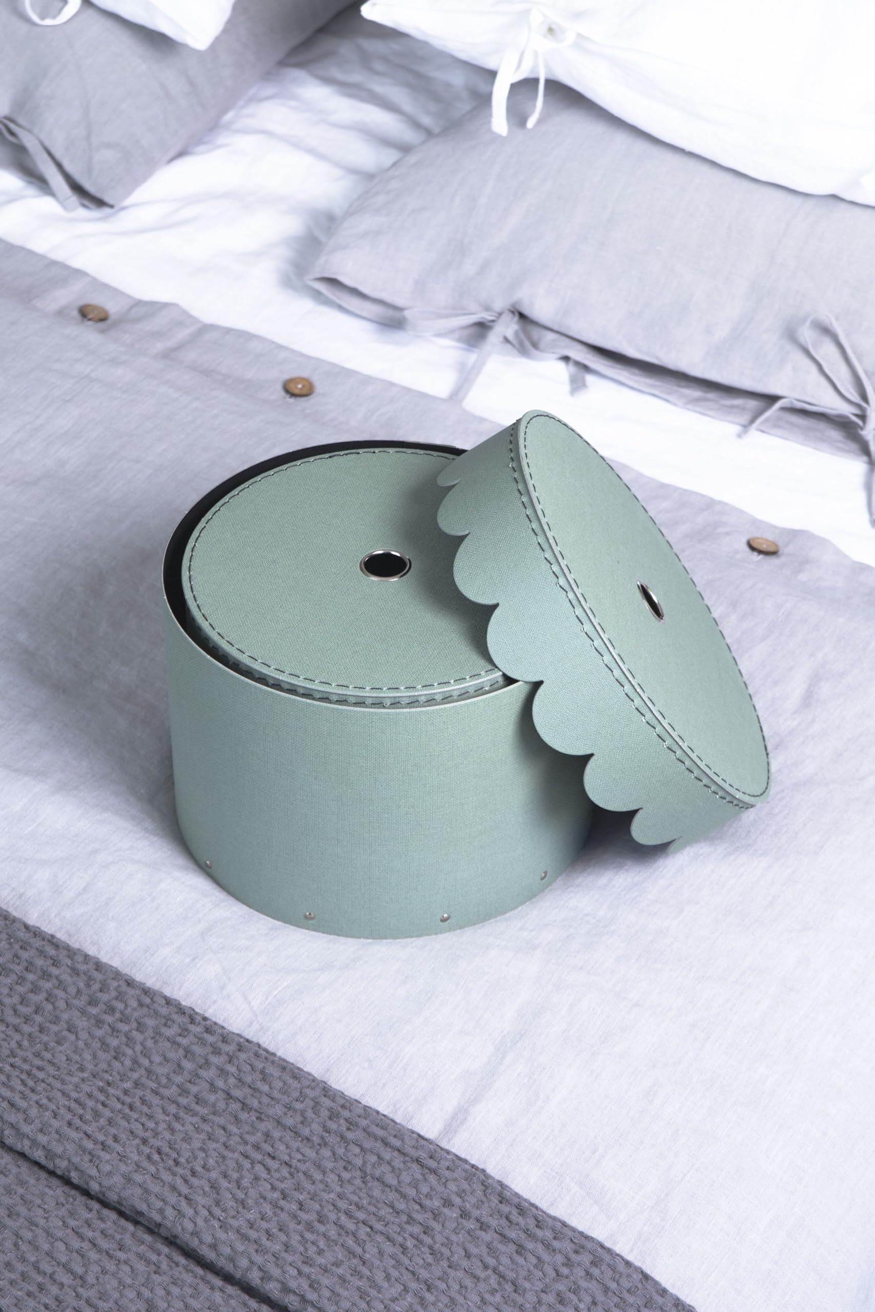 Bigso Box of Sweden WILMA Set di 2 contenitori rotondi con coperchio – Scatola portaoggetti con coperchio per vestiti, giocattoli, ecc. – Scatola rotonda decorativa in fibra e carta effetto lino,