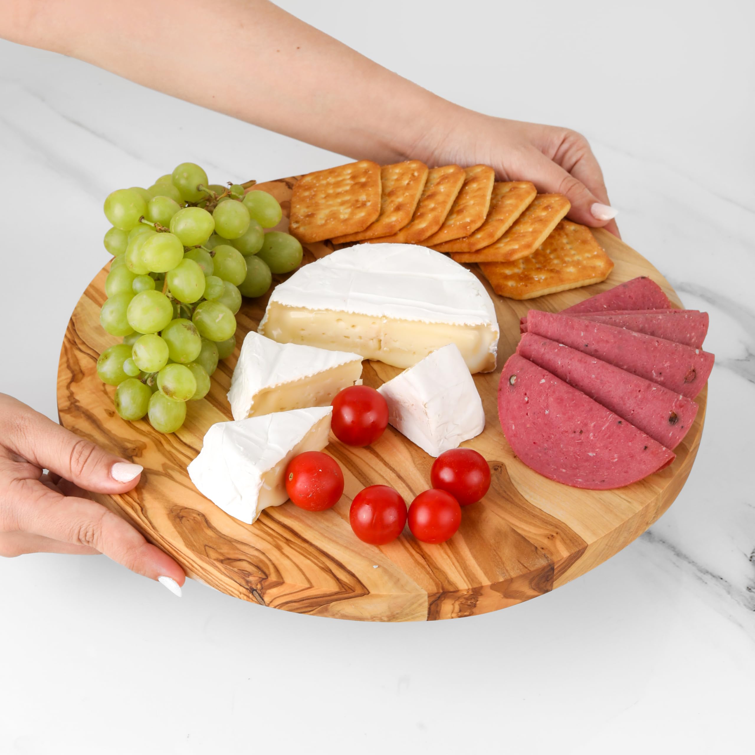 Handgefertigtes rundes Paddelbrett aus Olivenholz – gestreiftes Servierbrett für Käse, Brot und Vorspeisen + Bienenwachs und Personalisierung (35 cm)