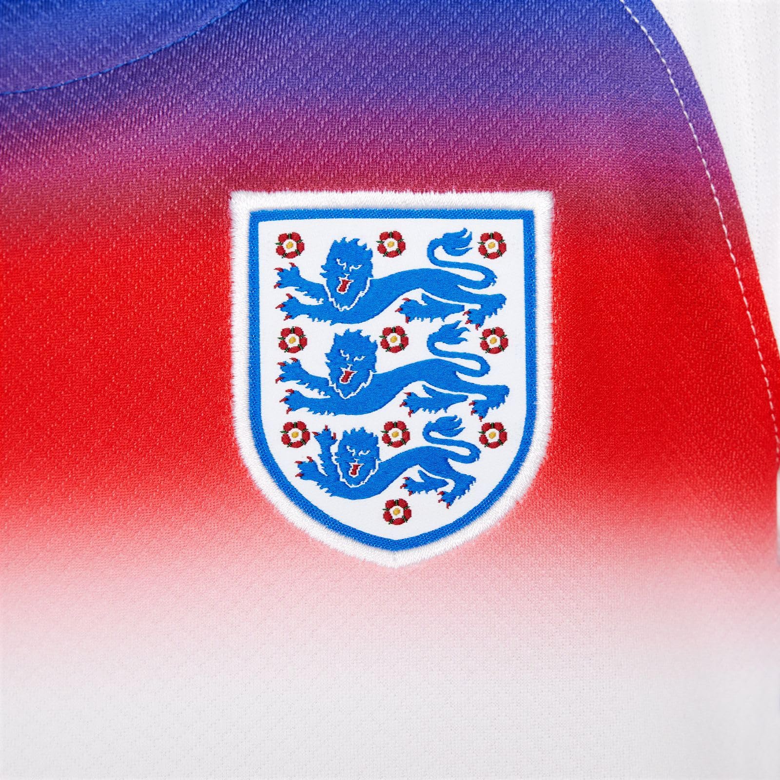 England 2025/26 Stadium Home dreiteiliges Nike Replika Fußballtrikot-Set für jüngere Kinder, FZ9233
