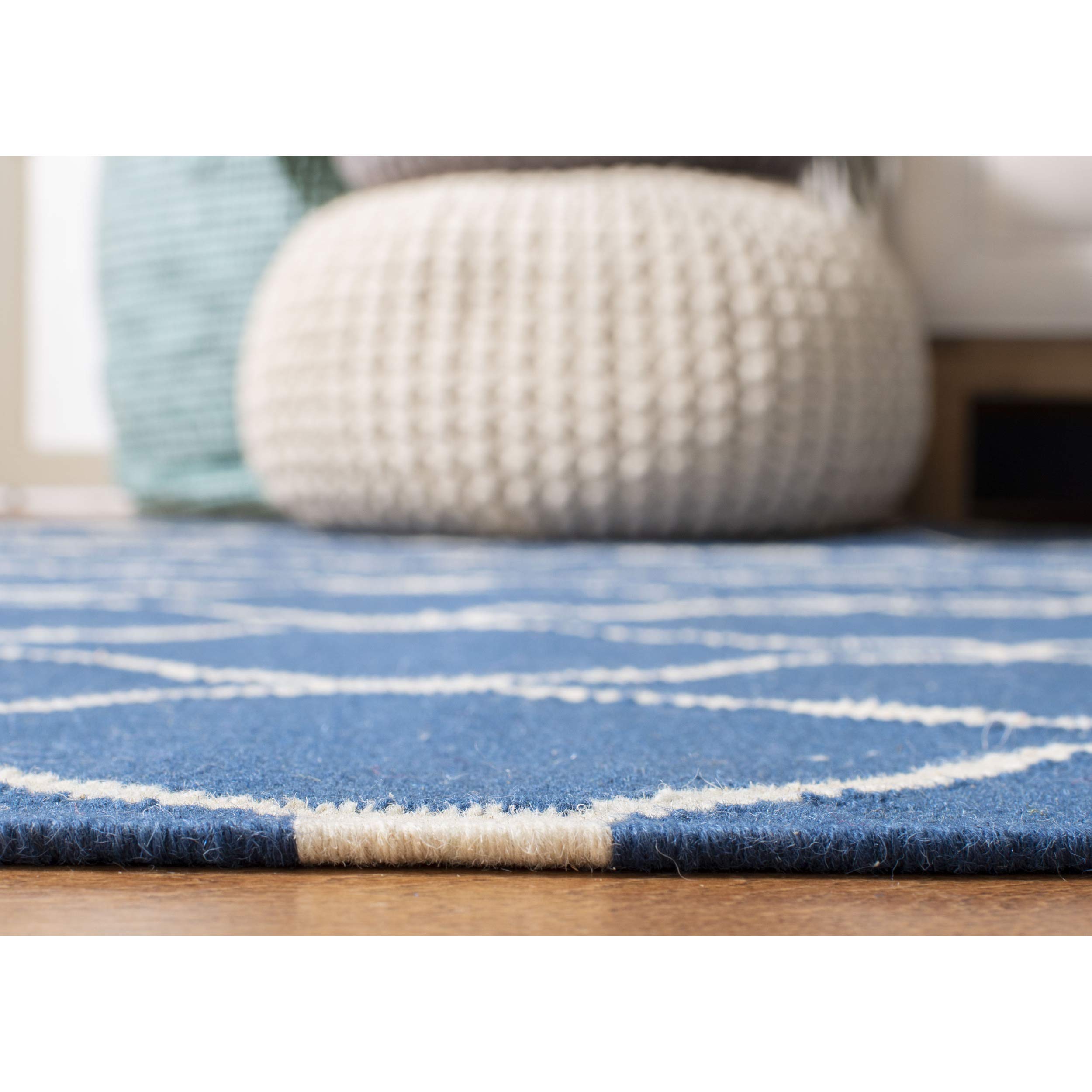 SAFAVIEH Tapis Contemporain pour Salon, Salle à Manger, Chambre à Coucher - Dhurrie Collection, Tapis à Poil Court, Bleu foncé, 91 X 152 cm