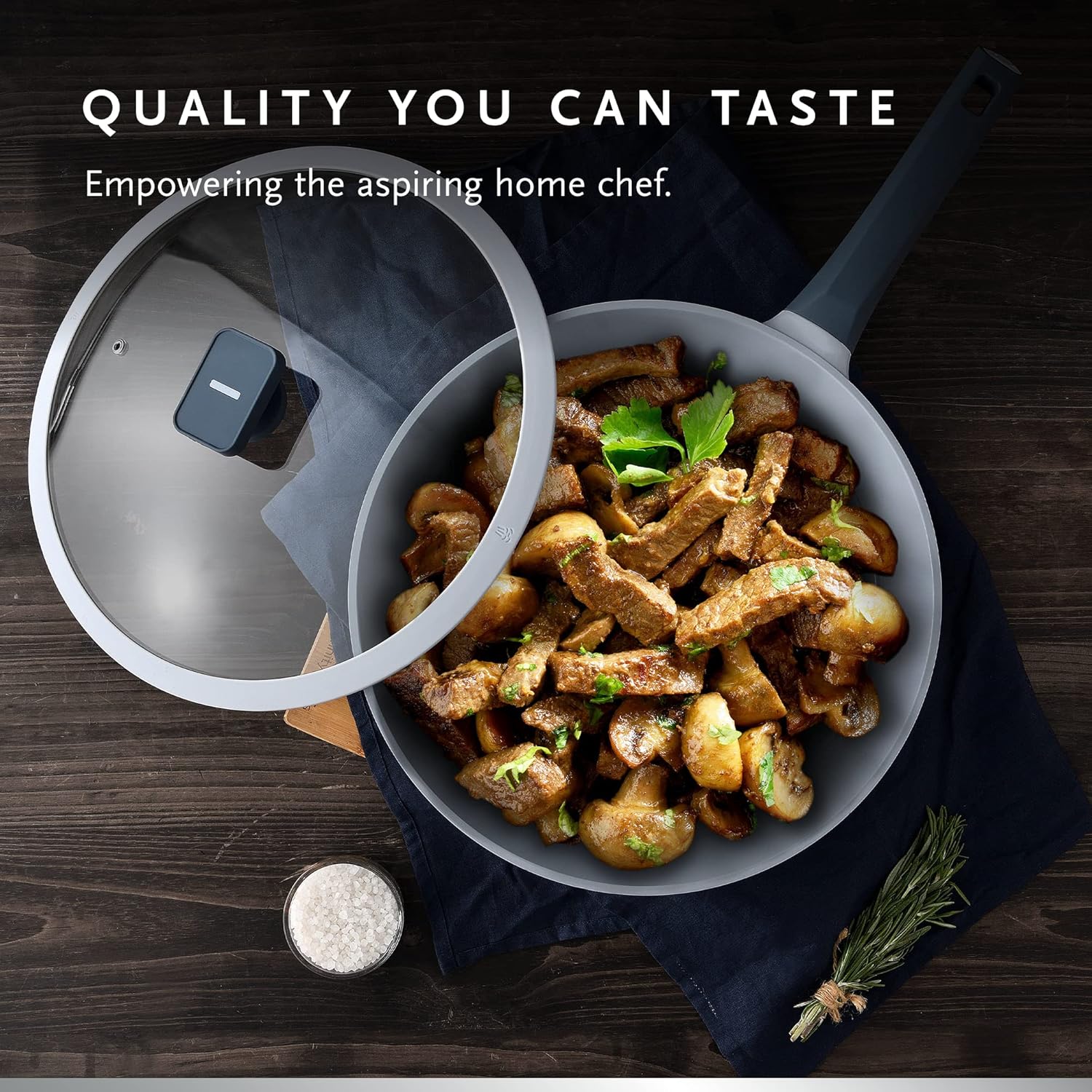 Padella MasterPro con cibo cotto all'interno