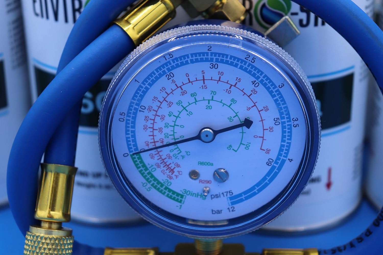 Z bliska view of the brass charging gauge with pressure readings
