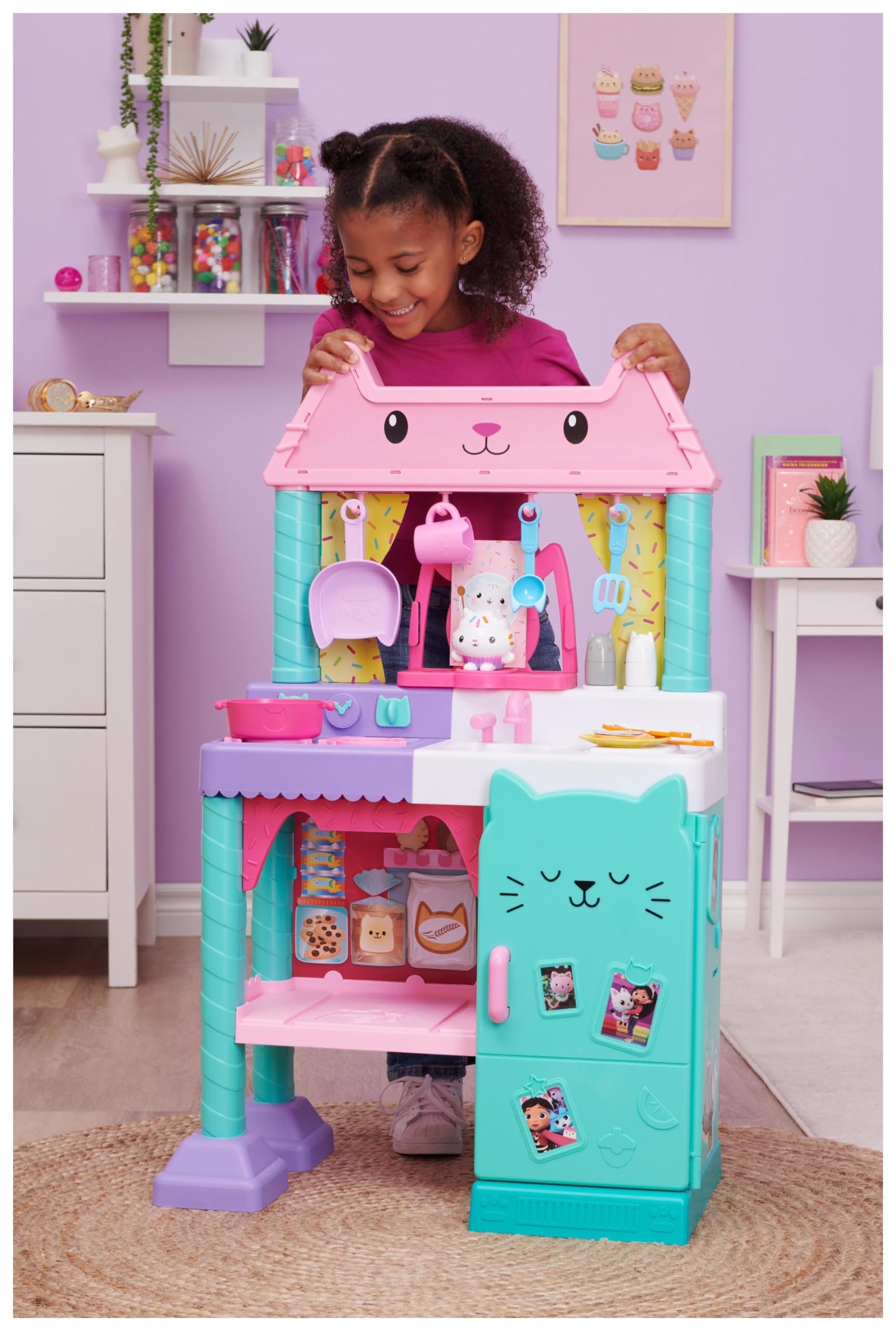 Gabby et la Maison Magique - Gabby Dollhouse - Cuisine De P’tit Chou - 1 Cuisine Géante + 20 Accessoires Gabby Chat - Tirée Du Dessin Animé Gabby Et La Maison Magique - Jouet Enfant 3 Ans et +