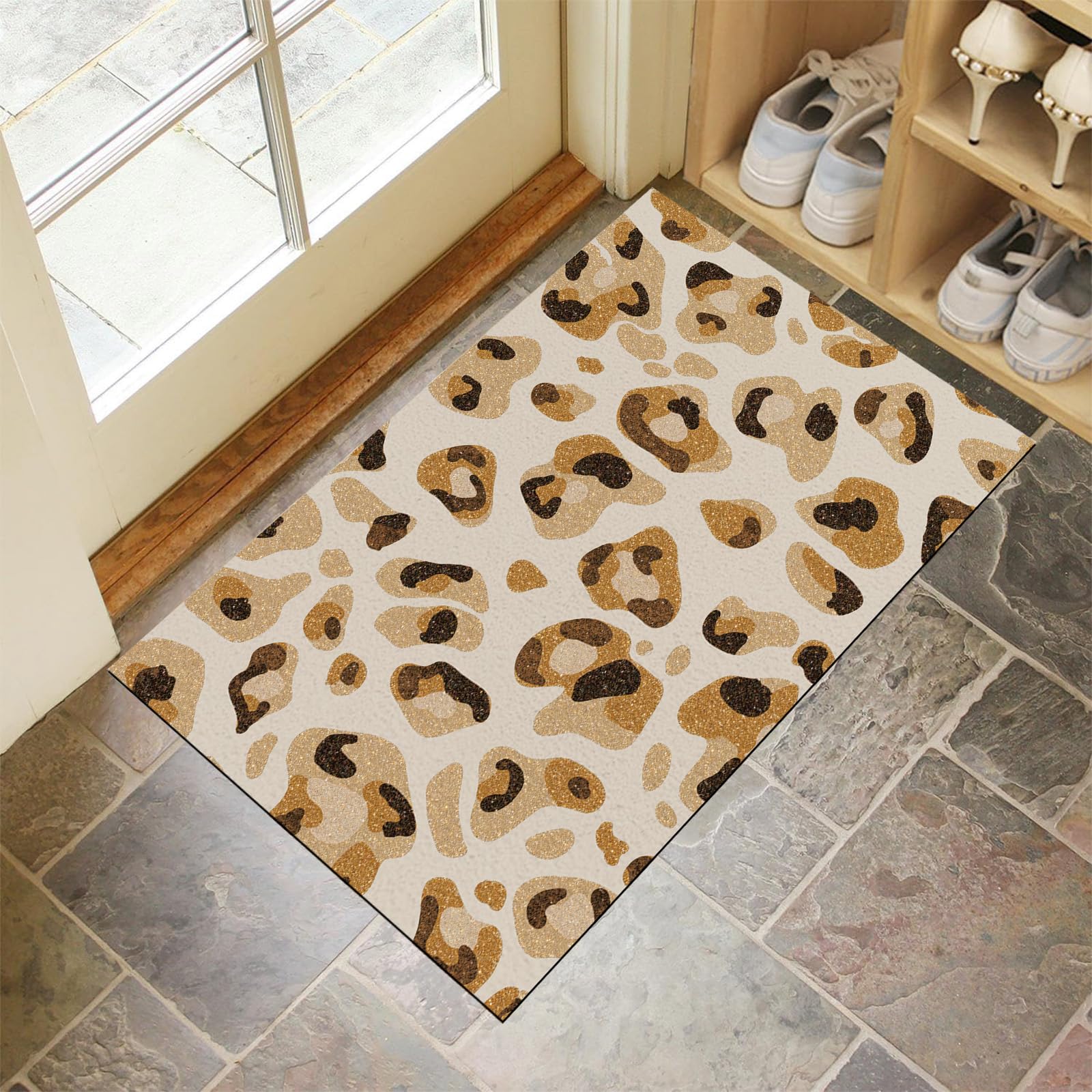 Tapis motif léopard antidérapant : finis les sols mouillés dans votre entrée