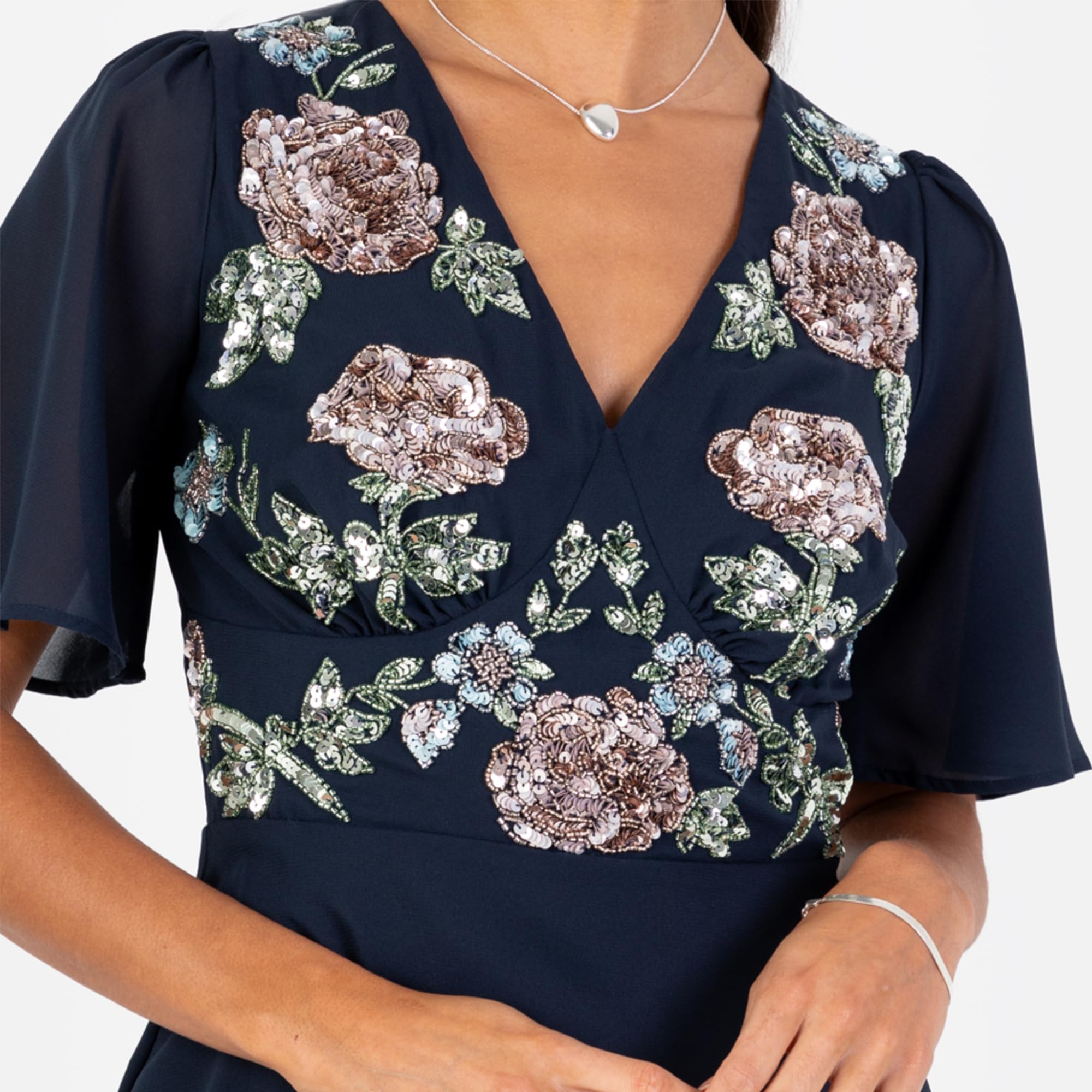 Maya Deluxe Damska sukienka maxi, damska sukienka z dekoltem w serek, rękawy anioła, ozdobiona kwiatami, rozcięta z boku, linia A, suknia balowa dla druhny na wesele, granatowy, 46