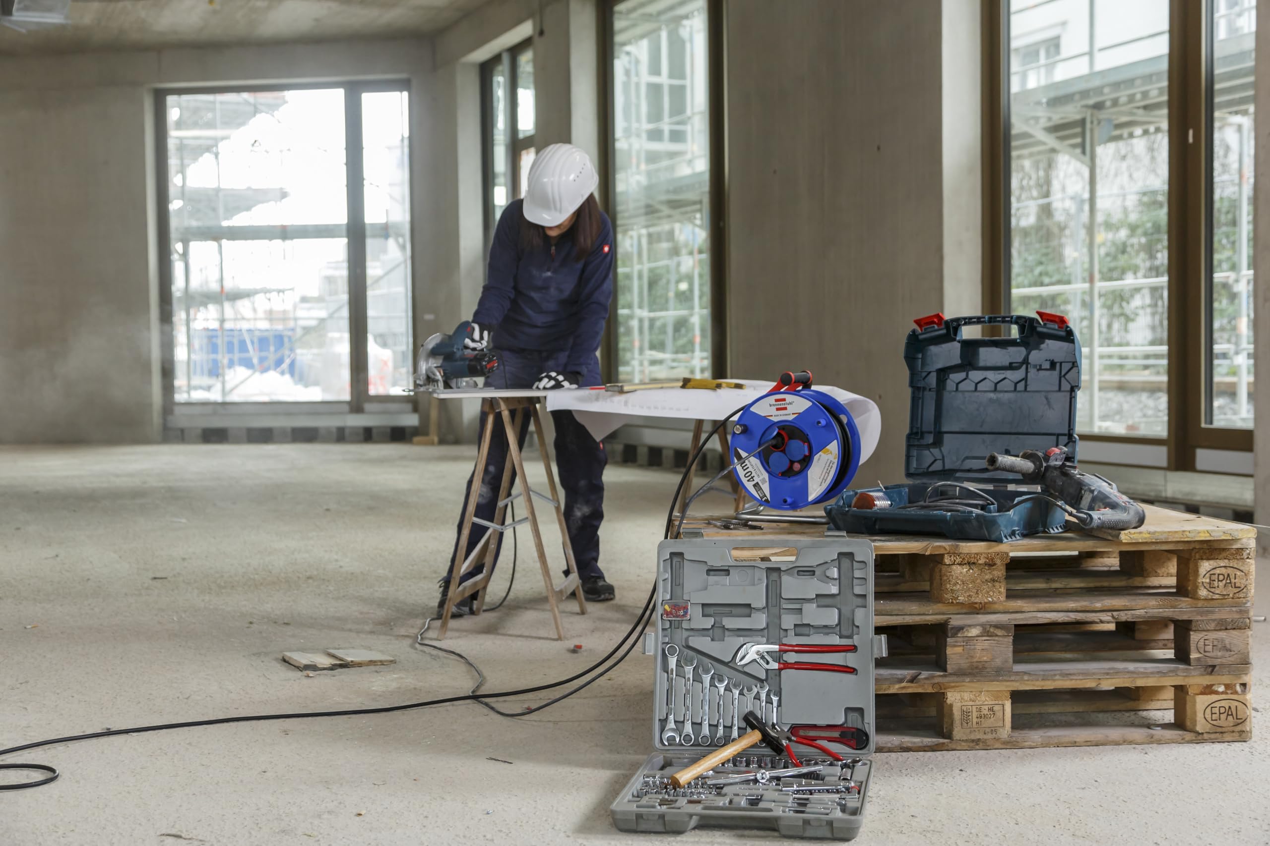Brennenstuhl Garant IP44 Gewerbe-/Baustellen-Kabeltrommel, 40m - Spezialkunststoff (Baustelleneinsatz und ständiger Einsatz im Außenbereich, Made in Germany) blau