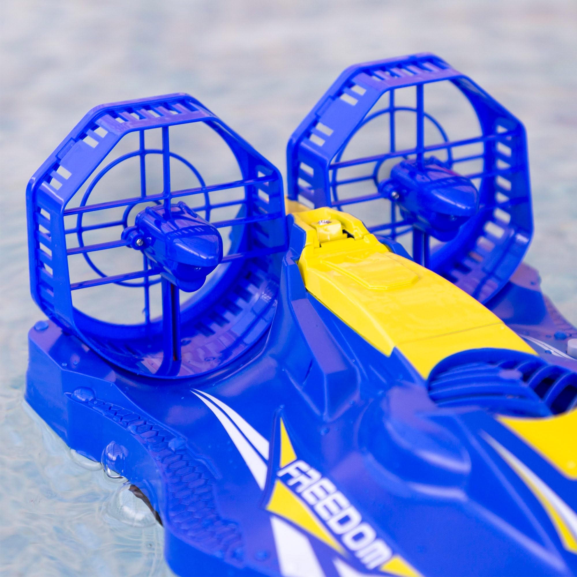 COLORBABY Speed & Go - Barca rapida radiocomandata, giocattolo radiocomandato elettrico, giocattoli per bambini, barca RC terra, acqua e ghiaccio, batteria inclusa, a partire dai 4 anni (41377)